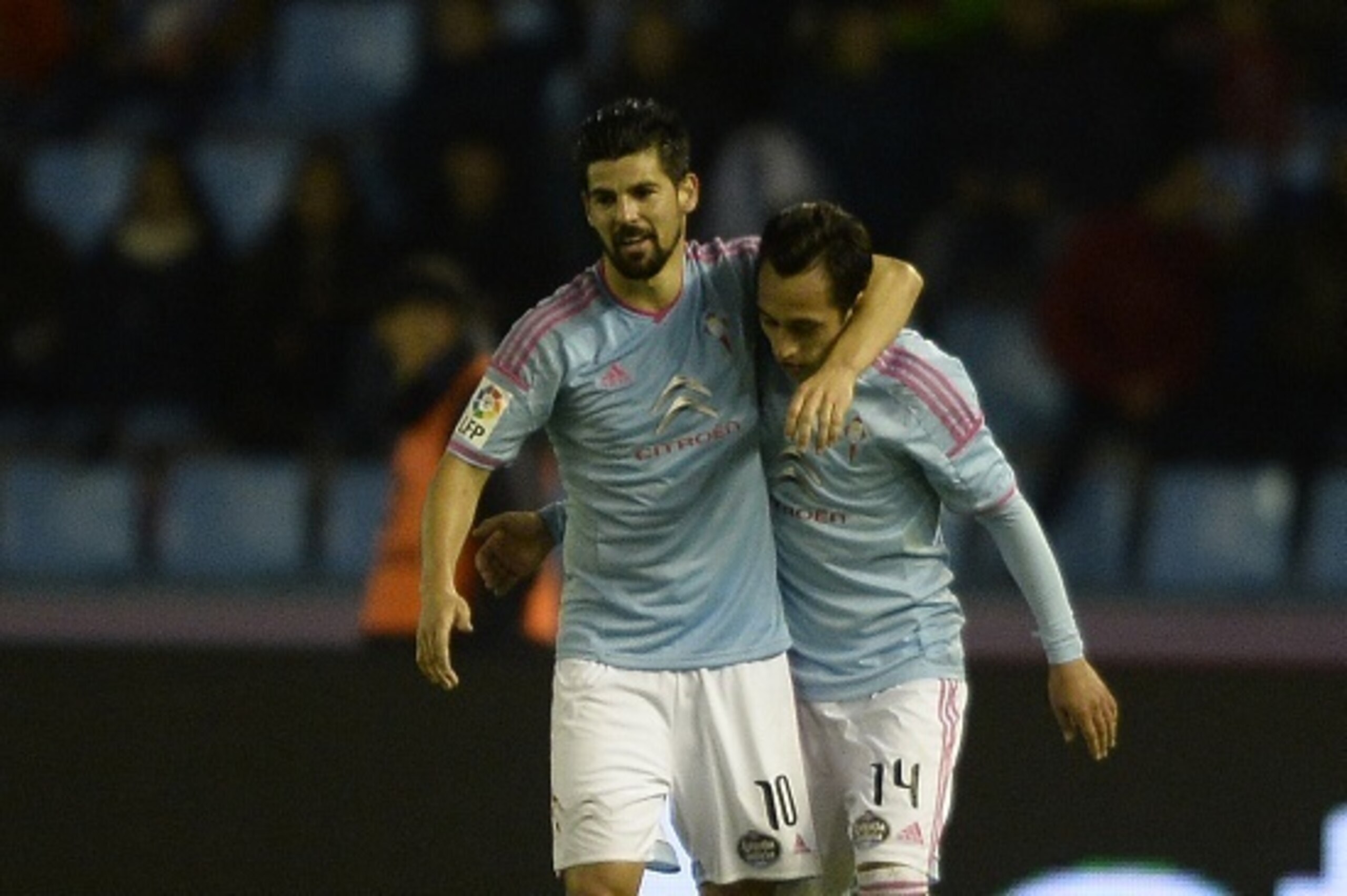 Celta's Chilean forward Fabian Orellana (R) is congratulated by teammate forward Nolito after scoring a goal during the Spanish league football match RC Celta de Vigo vs Club Atletico de Madrid at the Balaidos stadium in Vigo on February 15, 2015.   AFP P