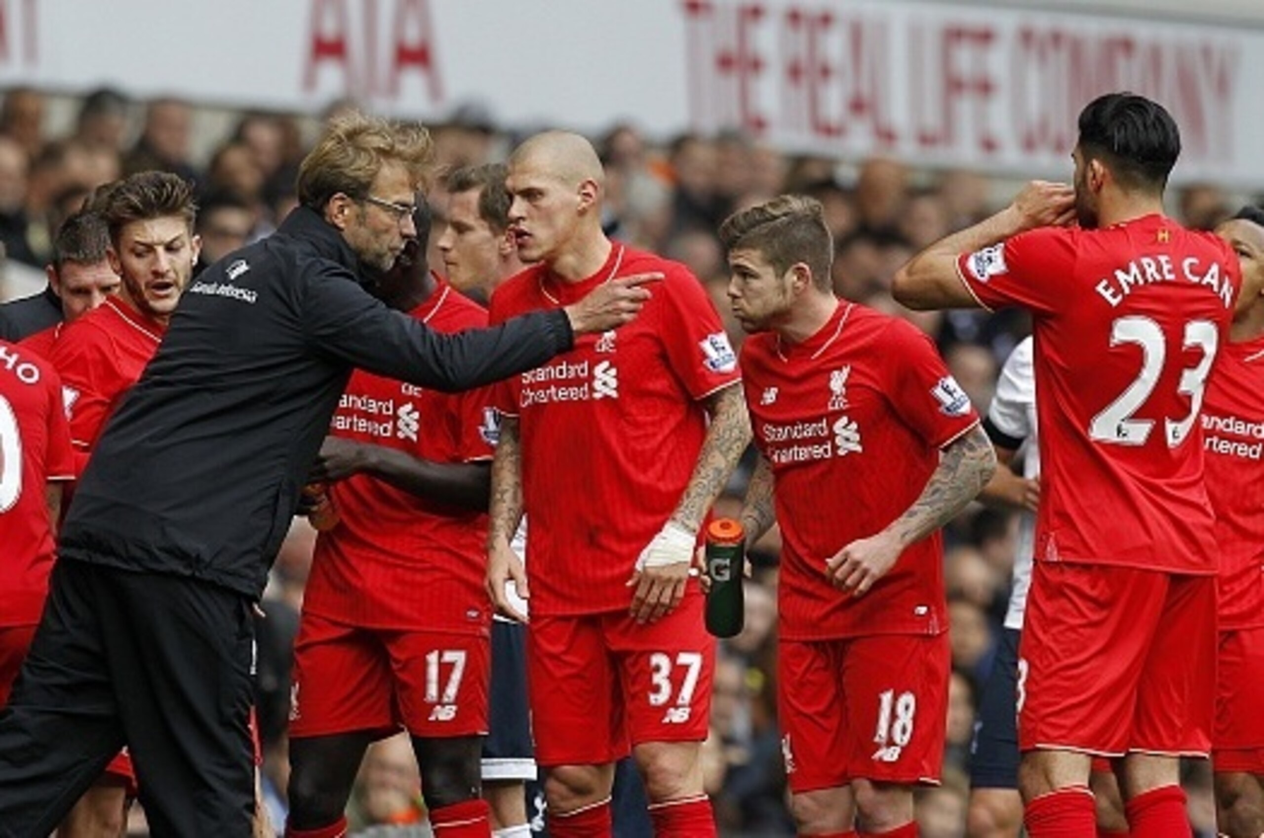 Liverpool's German manager Jurgen Klopp talks to his players during a break in play during the English Premier League football match between Tottenham Hotspur and Liverpool at White Hart Lane in north London on October 17, 2015. AFP PHOTO / IAN KINGTON

R