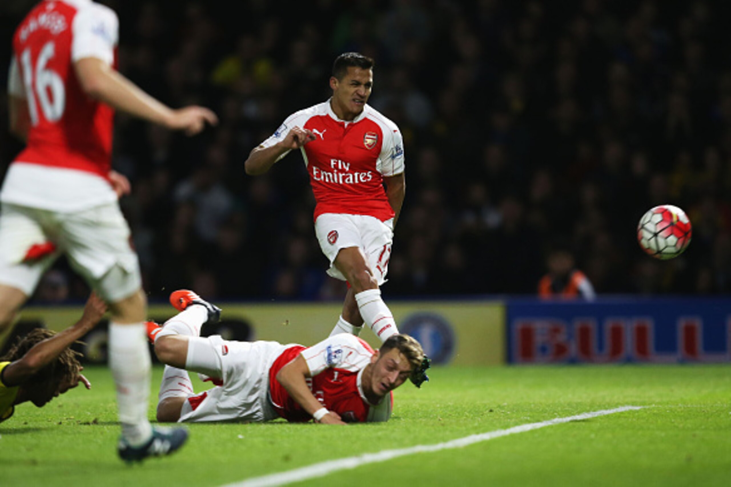 WATFORD, ENGLAND - OCTOBER 17: Alexis Sanchez of Arsenal scores their first goal during the Barclays Premier League match between Watford and Arsenal at Vicarage Road on October 17, 2015 in Watford, England. (Photo by Jan Kruger/Getty Images) WATFORD, ENGLAND - OCTOBER 17: Alexis Sanchez of Arsenal scores their first goal during the Barclays Premier League match between Watford and Arsenal at Vicarage Road on October 17, 2015 in Watford, England. (Photo by Jan Kruger/Getty Images)