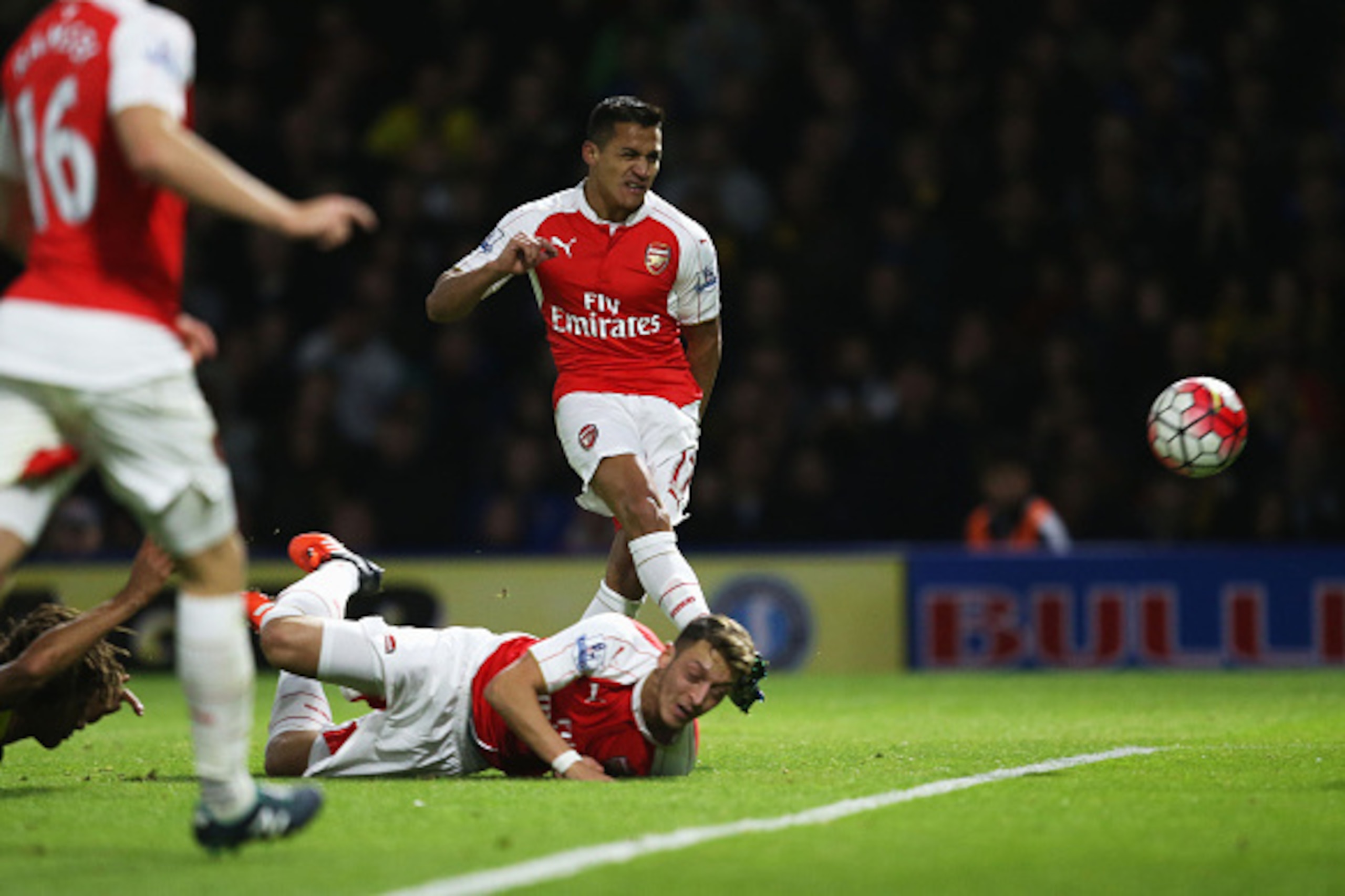 WATFORD, ENGLAND - OCTOBER 17:  Alexis Sanchez of Arsenal scores their first goal during the Barclays Premier League match between Watford and Arsenal at Vicarage Road on October 17, 2015 in Watford, England.  (Photo by Jan Kruger/Getty Images)