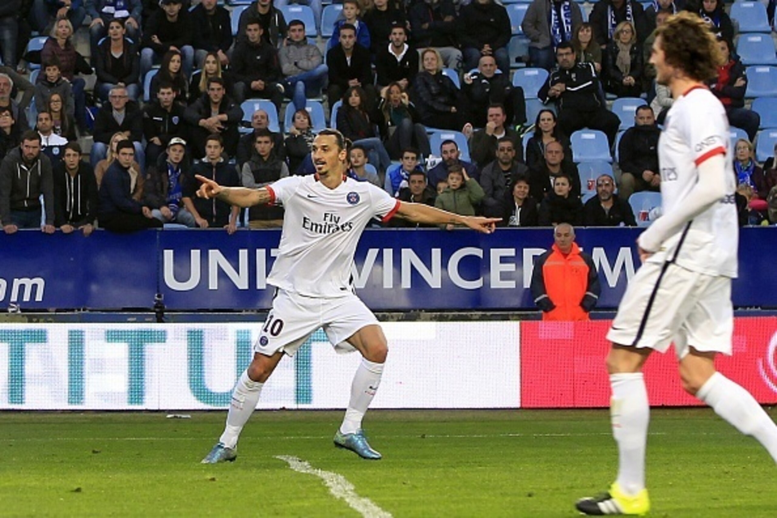 Paris Saint-Germain's Swedish forward Zlatan Ibrahimovic (L) celebrates after scoring during the L1 football match Bastia (SCB) against Paris (PSG) on October 17, 2015, at the Armand Cesari stadium in Bastia, on the French Mediterranean island of Corsica.