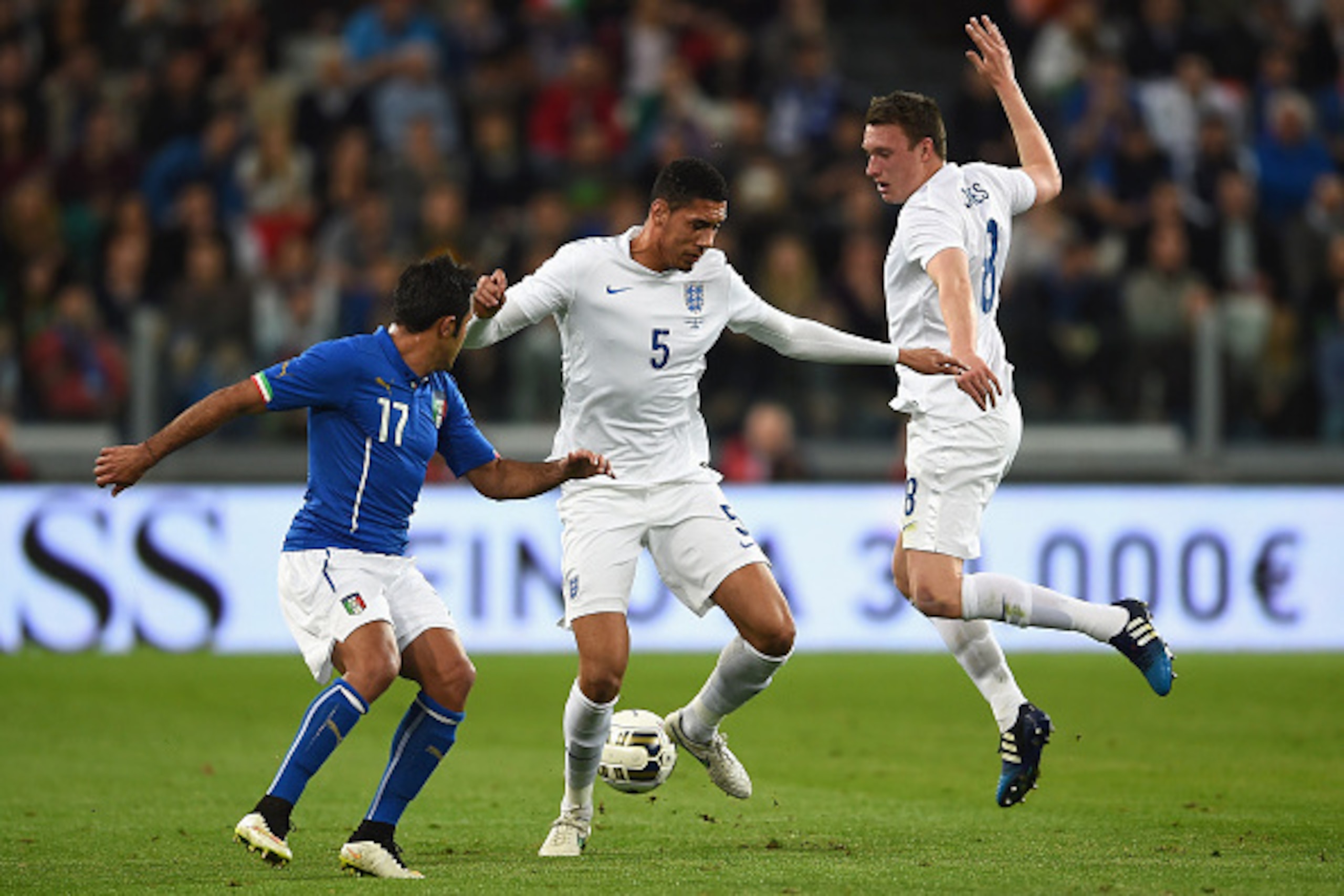 TURIN, ITALY - MARCH 31: Chris Smalling and Phil Jones of England battle for the ball with Citadin Eder of Italy during the International Friendly match between Italy and England at Juventus Stadium on March 31, 2015 in Turin, Italy.  (Photo by Laurence G
