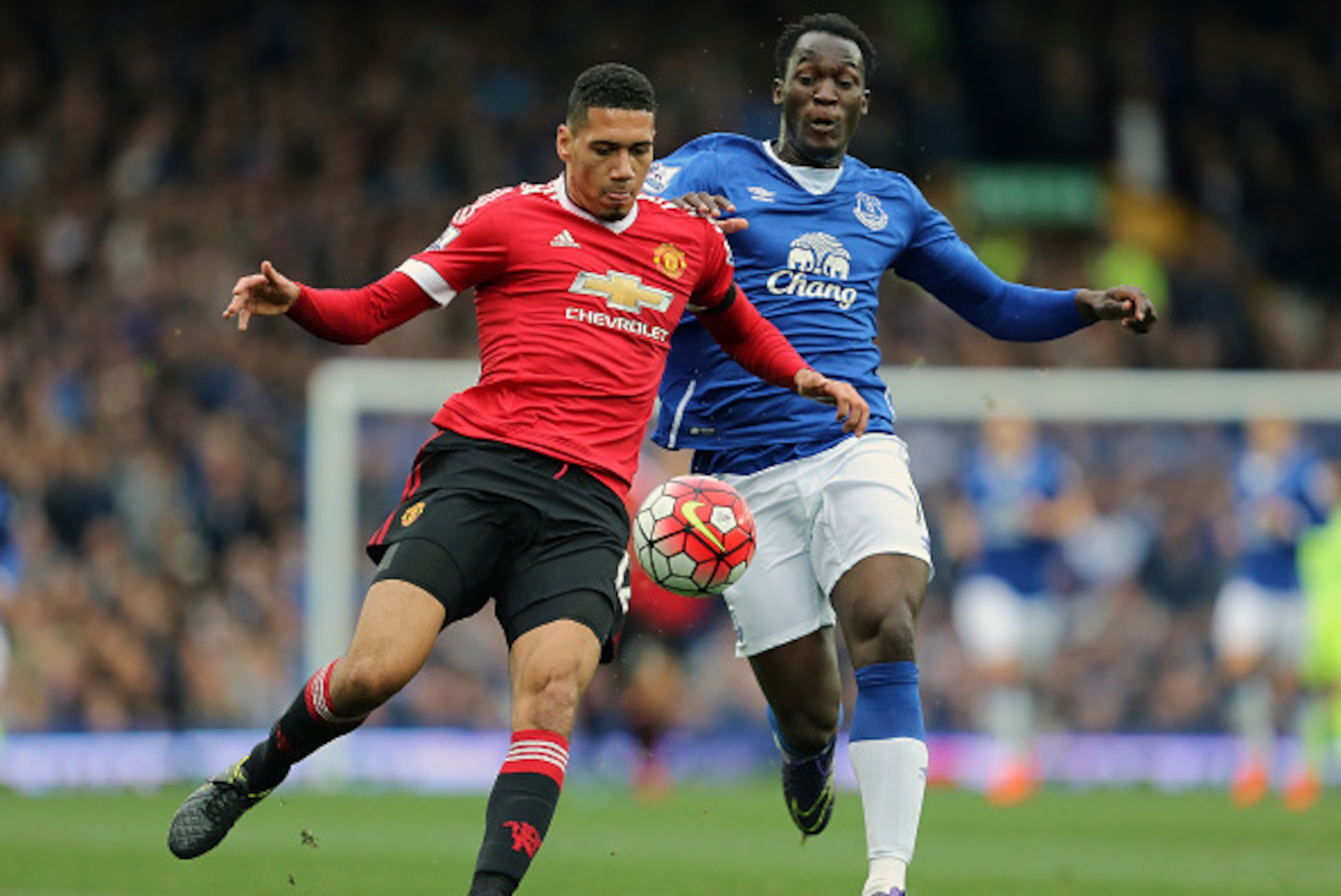 LIVERPOOL, ENGLAND - OCTOBER 17:  Chris Smalling of Manchester United and Romelu Lukaku of Everton during the Barclays Premier League match between Everton and Manchester United at Goodison Park on October 17, 2015 in Liverpool, England.  (Photo by James 