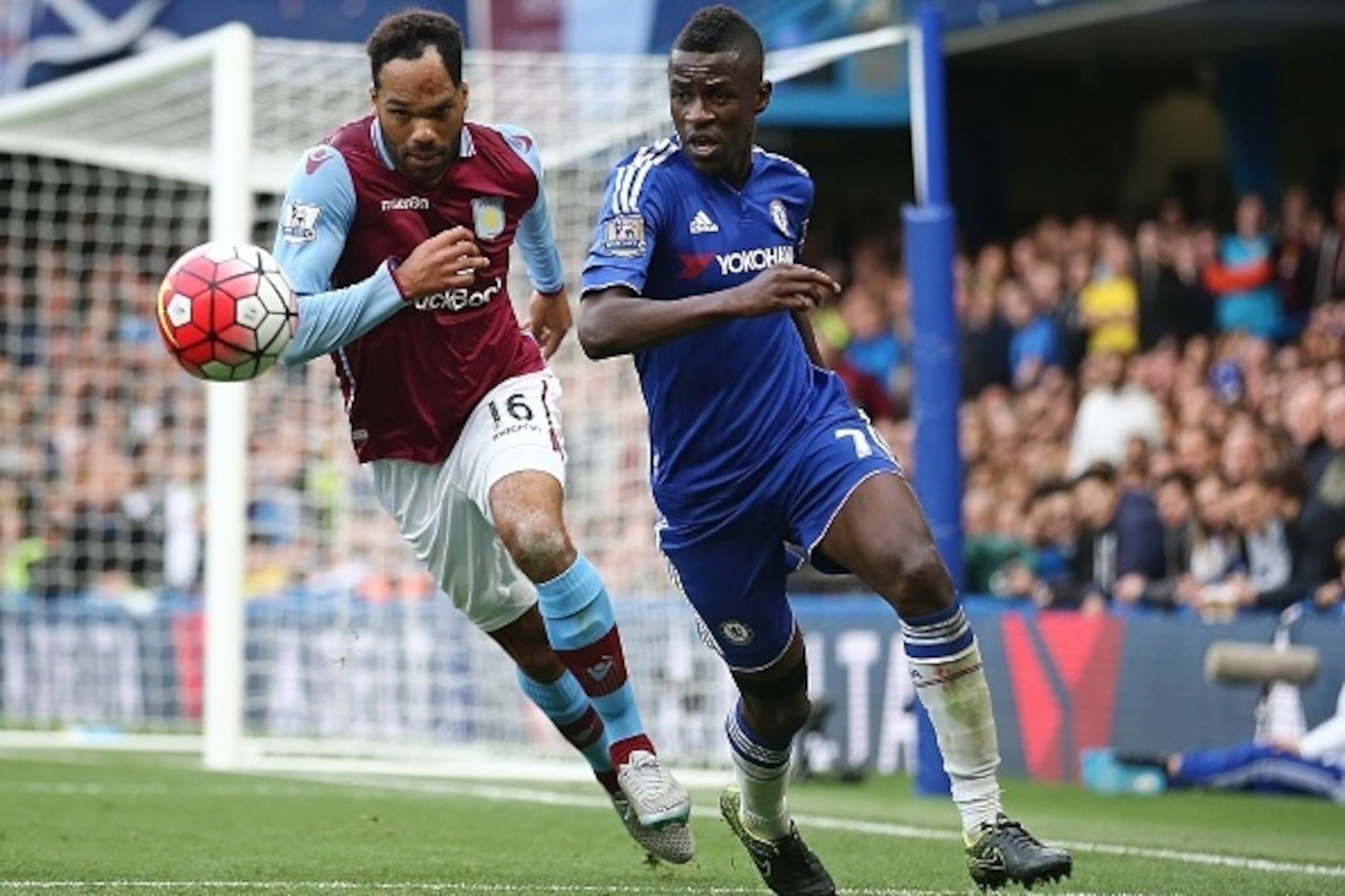 Aston Villa's Engish defender Joleon Lescott (L) vies for the ball with Chelsea's Brazilian midfielder Ramires during the English Premier League football match between Chelsea and Aston Villa at Stamford Bridge in London, on October 17, 2015. AFP PHOTO / 