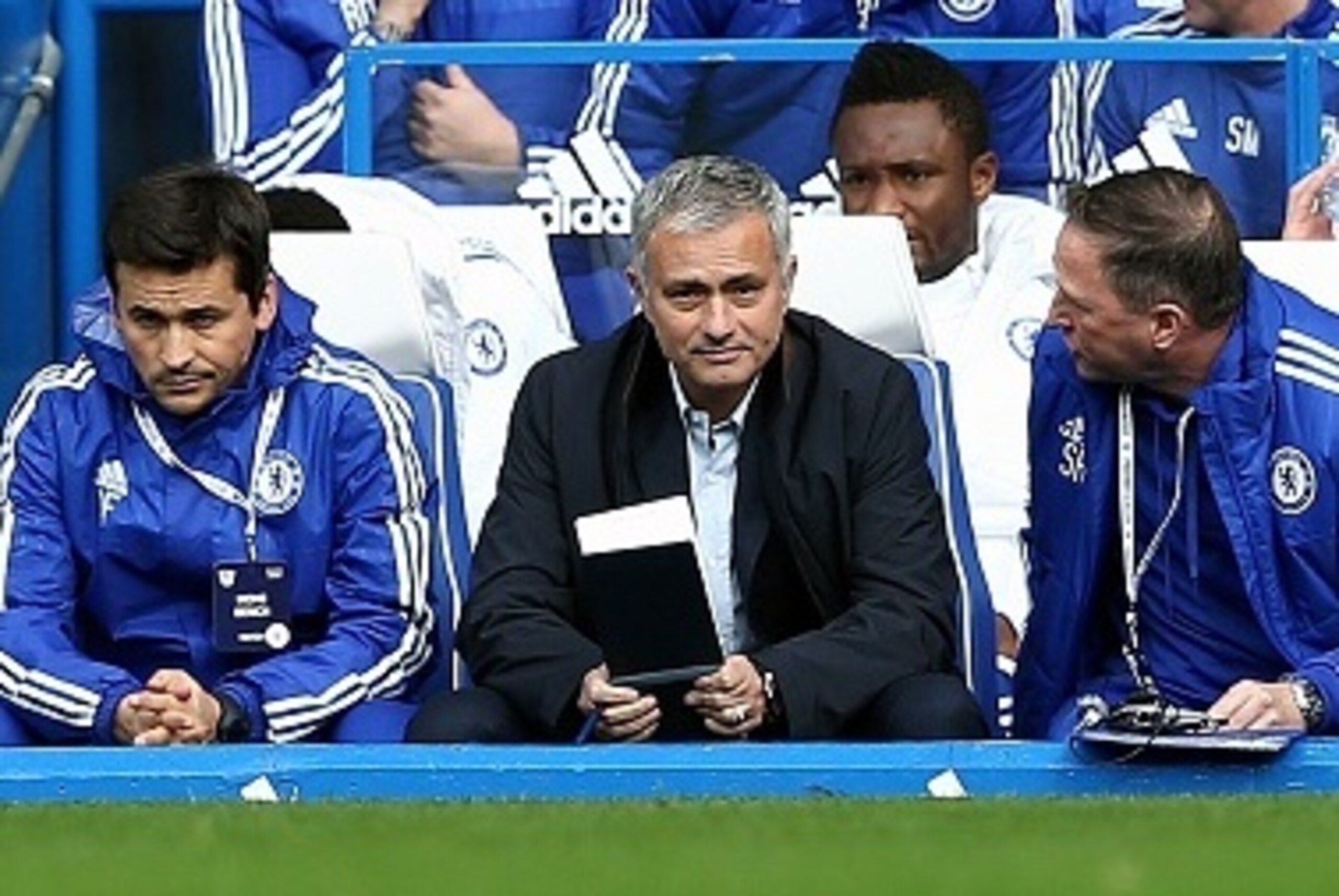 Chelsea's Portuguese manager Jose Mourinho (Front Row 2nd L) is pictured during the English Premier League football match between Chelsea and Aston Villa at Stamford Bridge in London, on October 17, 2015. AFP PHOTO / JUSTIN TALLIS
RESTRICTED TO EDITORIAL 