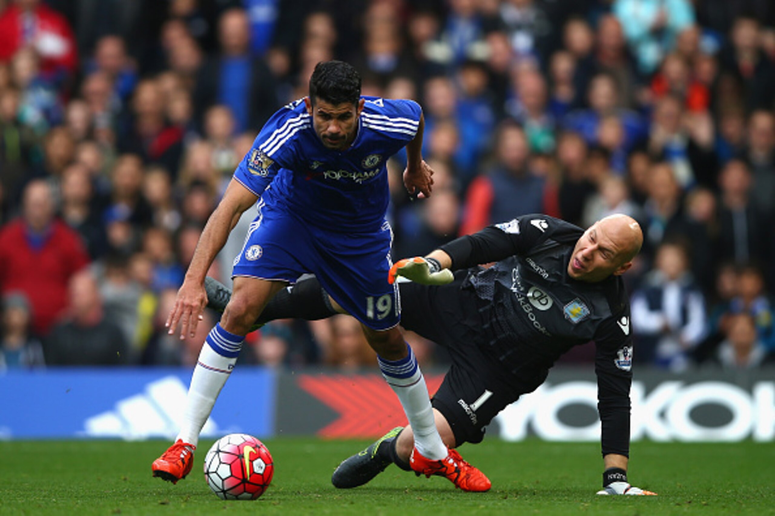 LONDON, ENGLAND - OCTOBER 17: Diego Costa of Chelsea and Brad Guzan of Aston Villa compete for the ball during the Barclays Premier League match between Chelsea and Aston Villa at Stamford Bridge on October 17, 2015 in London, England.  (Photo by Clive Ro