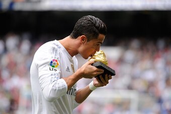 MADRID, SPAIN - OCTOBER 17:  Cristiano Ronaldo of Real Madrid poses with his Golden Shoe award prior to the La Liga match between Real Madrid CF and Levante UD at estadio Santiago Bernabeu on October 17, 2015 in Madrid, Spain.  (Photo by Denis Doyle/Getty