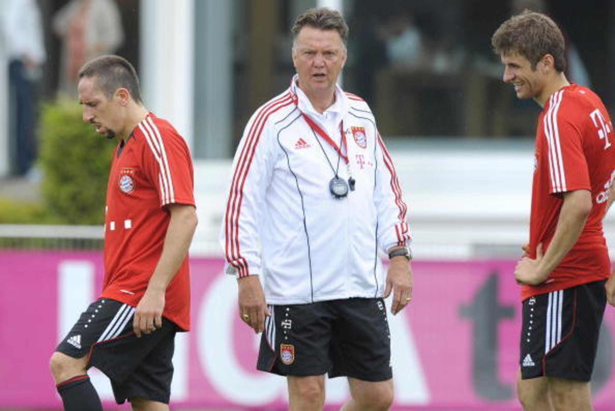 (L-R) Bayern Munich's French midfielder Franck Ribery, Dutch coach Louis van Gaal and striker Thomas Mueller attebd a training session of Germany's football first division Bundesliga team FC Bayern Munich in Munich, on August 2, 2010. AFP PHOTO / CHRISTOF
