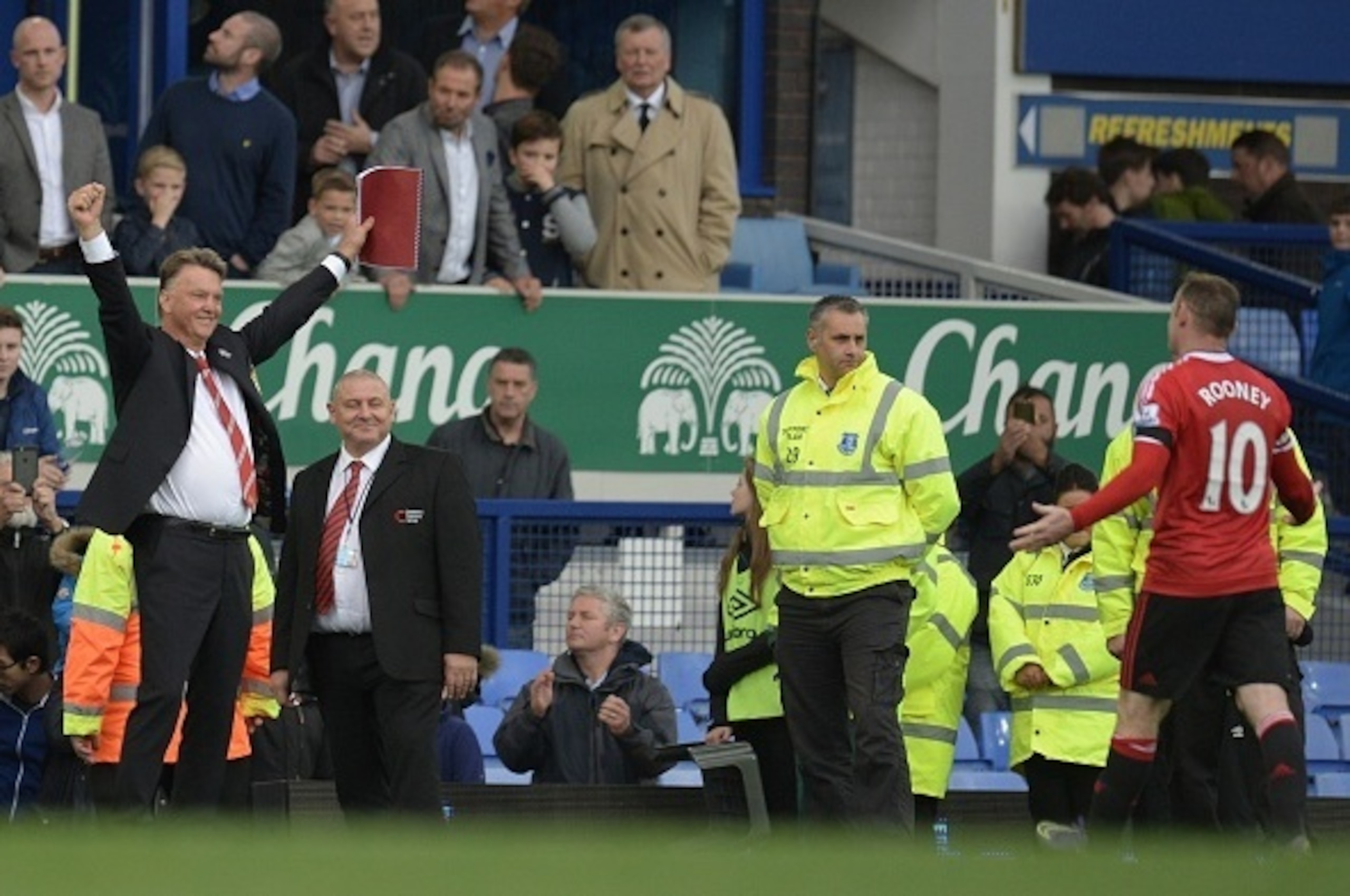 Manchester United's Dutch manager Louis van Gaal (L) reacts as Manchester United's English striker Wayne Rooney (R) leaves the pictch after the English Premier League football match between Everton and Manchester United at Goodison Park in Liverpool, nort