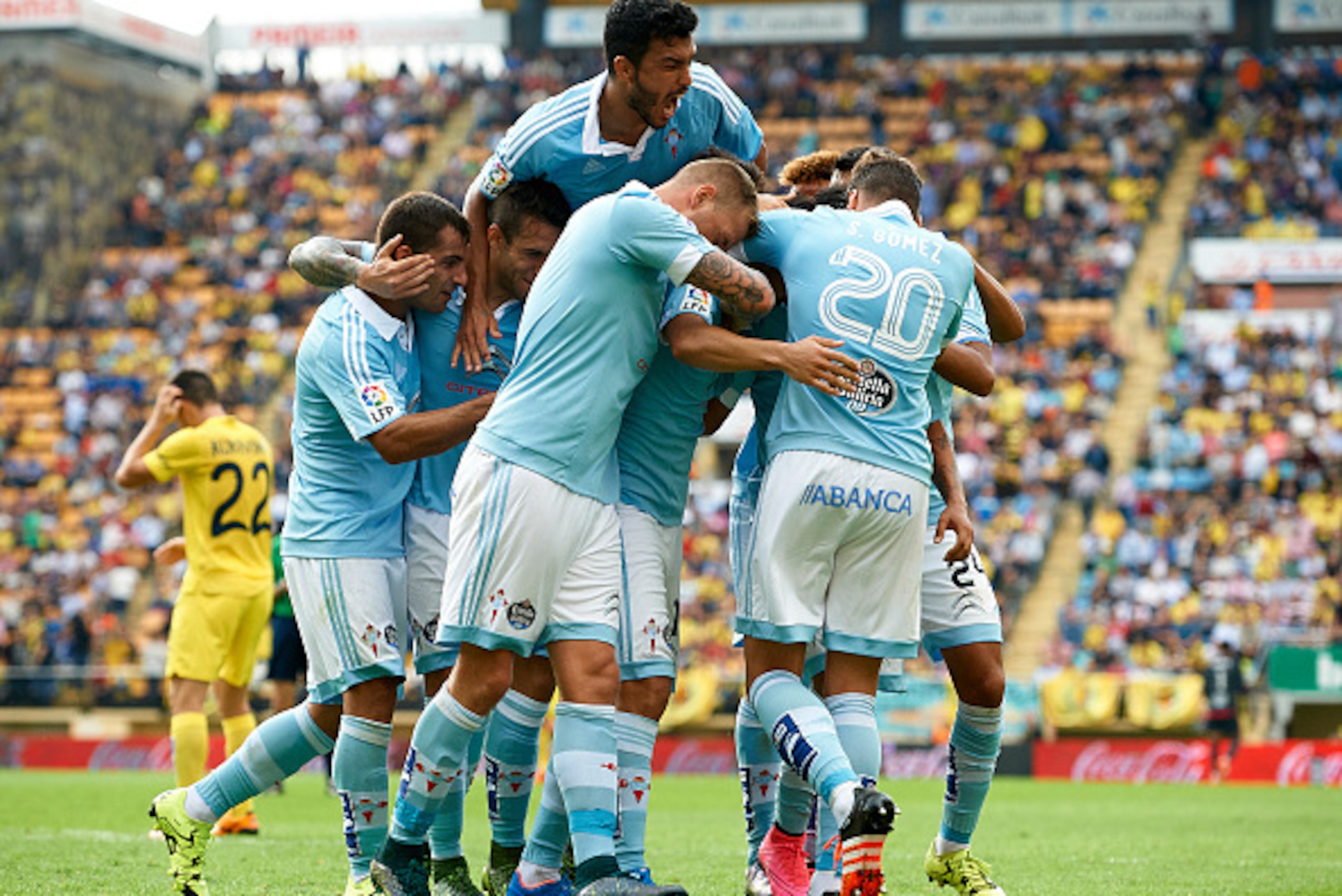 VILLARREAL, SPAIN - OCTOBER 18:  Nolito of Celta celebrates scoring his team's second goal with his teammates during the La Liga match between Villarreal CF and RC Celta de Vigo at El Madrigal Stadium on October 18, 2015 in Villarreal, Spain.  (Photo by M