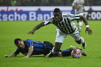 Juventus' midfielder from France Paul Pogba (R) fights for the ball with Inter Milan's midfielder from Chile Gary Medel during the Italian Serie A football match Inter Milan vs Juventus on October 18, 2015 at the San Siro Stadium stadium in Milan. AFP PHO