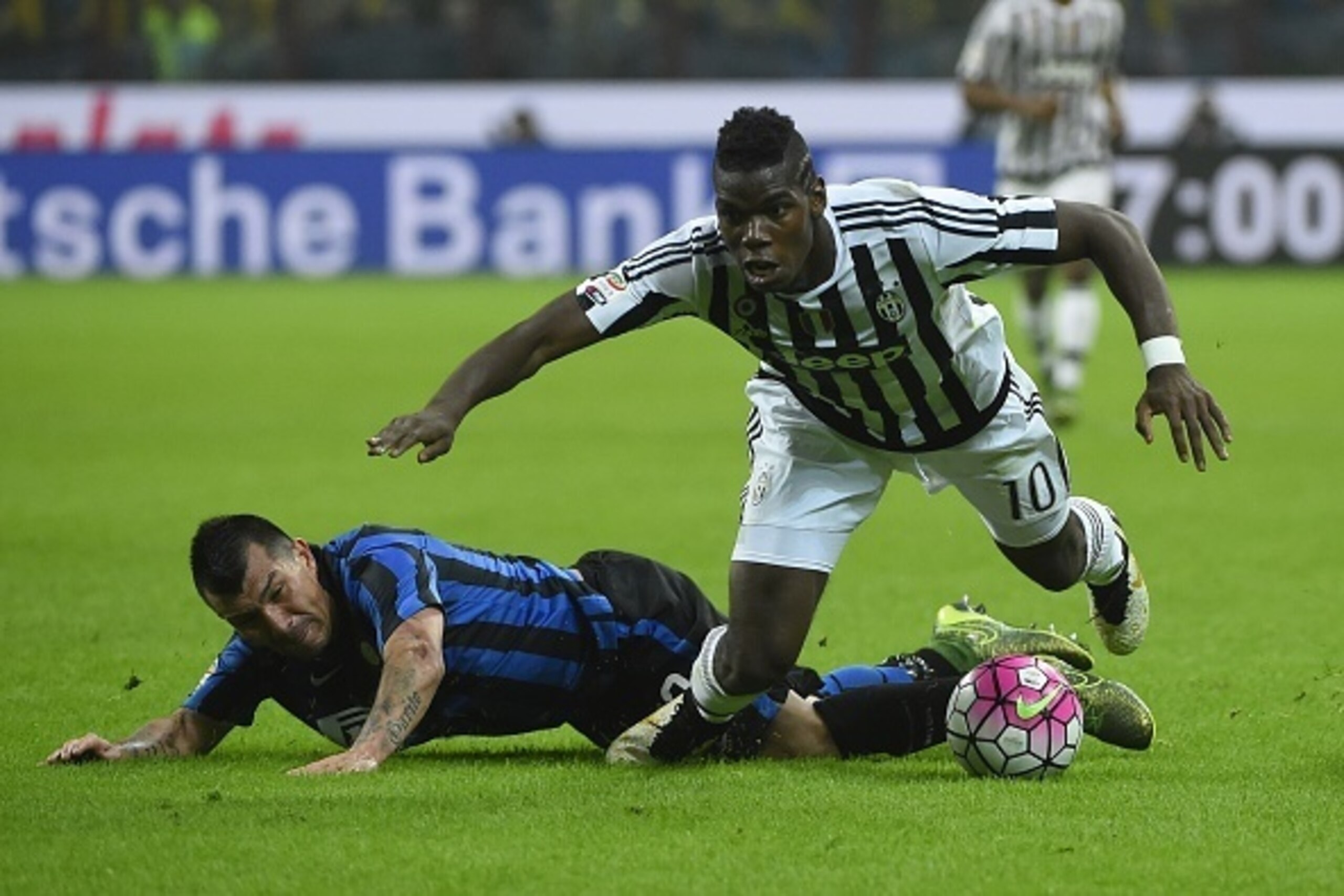Juventus' midfielder from France Paul Pogba (R) fights for the ball with Inter Milan's midfielder from Chile Gary Medel during the Italian Serie A football match Inter Milan vs Juventus on October 18, 2015 at the San Siro Stadium stadium in Milan. AFP PHO
