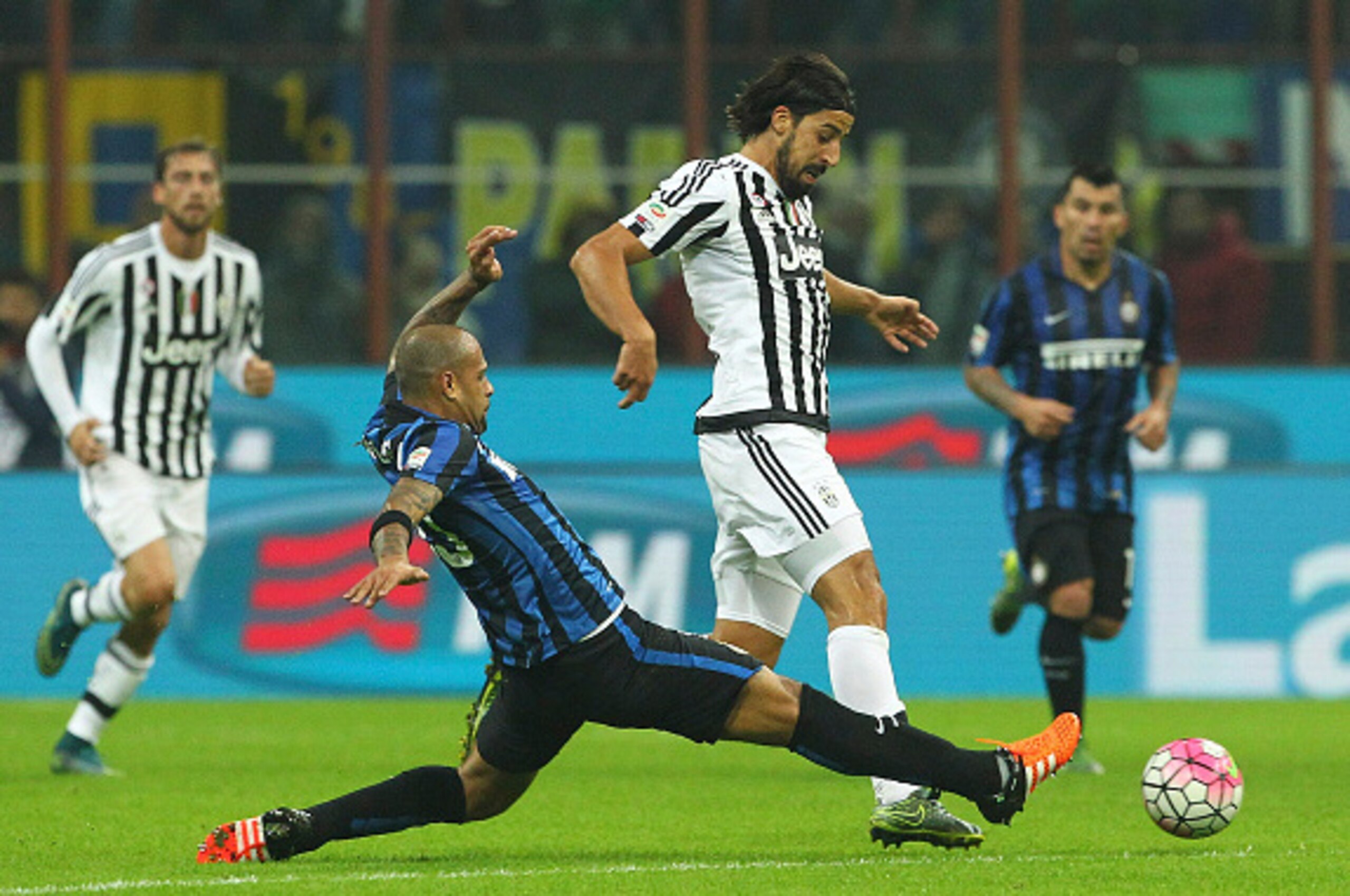 MILAN, ITALY - OCTOBER 18:  Sami Khedira (R) of Juventus FC is challenged by Felipe Melo (L) of FC Internazionale Milano during the Serie A match between FC Internazionale Milano and Juventus FC at Stadio Giuseppe Meazza on October 18, 2015 in Milan, Ital