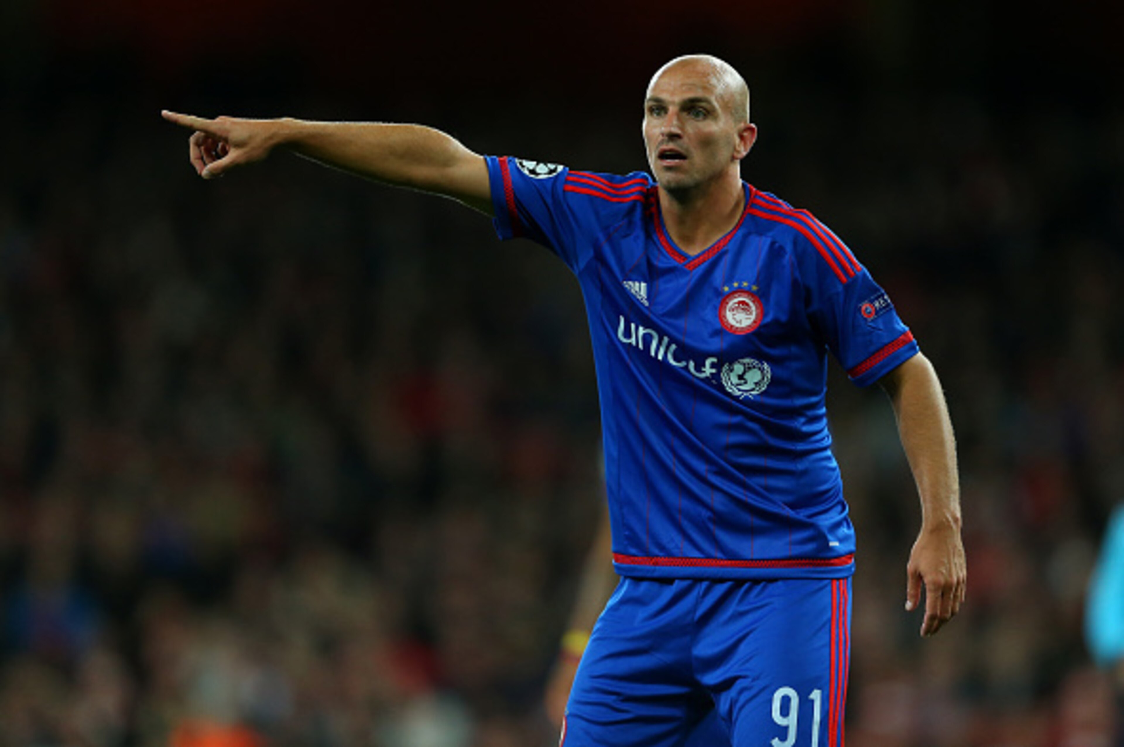 LONDON, ENGLAND - SEPTEMBER 29: Esteban Cambiasso of Olympiacos during the UEFA Champions League match between Arsenal and Olympiacos at the Emirates Stadium on September 29, 2015 in London, United Kingdom. (Photo by Catherine Ivill - AMA/Getty Images) LONDON, ENGLAND - SEPTEMBER 29: Esteban Cambiasso of Olympiacos during the UEFA Champions League match between Arsenal and Olympiacos at the Emirates Stadium on September 29, 2015 in London, United Kingdom. (Photo by Catherine Ivill - AMA/Getty Images)