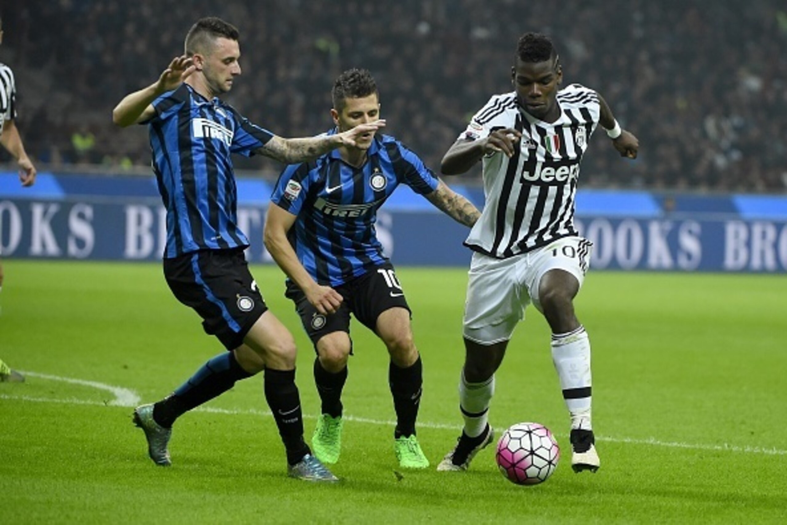 Juventus' midfielder from France Paul Pogba (R) fights for the ball with Inter Milan's midfielder from Croatia Marcelo Brozovic (L) during the Italian Serie A football match Inter Milan vs Juventus on October 18, 2015 at the San Siro Stadium stadium in Mi