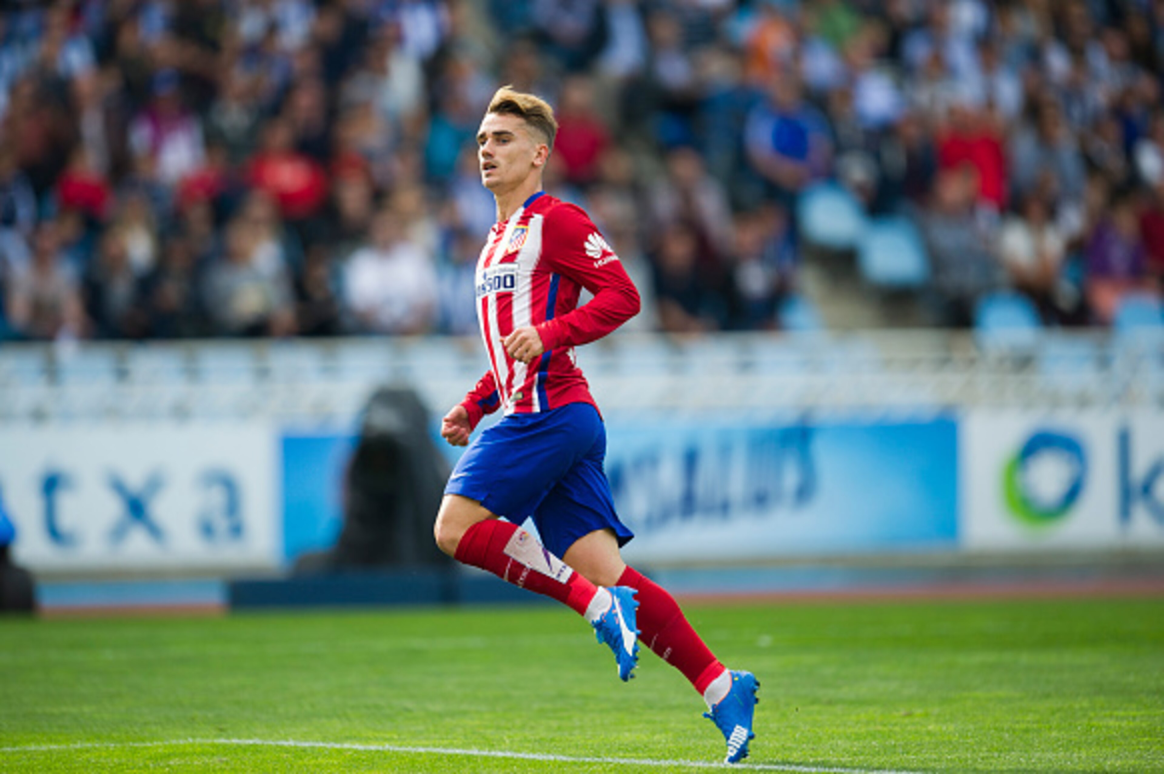 SAN SEBASTIAN, SPAIN - OCTOBER 18: Antoine Griezmann of Atletico de Madrid celebrates after scoring during the La Liga match between Real Sociedad de Futbol and Atletico de Madrid at Estadio Anoeta on October 18, 2015 in San Sebastian, Spain. (Photo by SAN SEBASTIAN, SPAIN - OCTOBER 18: Antoine Griezmann of Atletico de Madrid celebrates after scoring during the La Liga match between Real Sociedad de Futbol and Atletico de Madrid at Estadio Anoeta on October 18, 2015 in San Sebastian, Spain. (Photo by