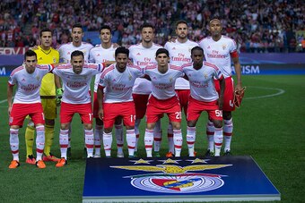 MADRID, SPAIN - SEPTEMBER 30: SL Benfica line up prior to start the UEFA Champions League Group C match between Club Atletico de Madrid and SL Benfica at Vicente Calderon Stadium on September 30, 2015 in Madrid, Spain.  (Photo by Gonzalo Arroyo Moreno/Get