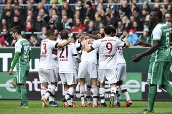 Bayern Munich's players celebrate during the German first division Bundesliga football match SV Werder Bremen vs FC Bayern Munich in Bremen, northern Germany, on October 17, 2015.  AFP PHOTO / TOBIAS SCHWARZ

RESTRICTIONS: DURING MATCH TIME: DFL RULES TO 