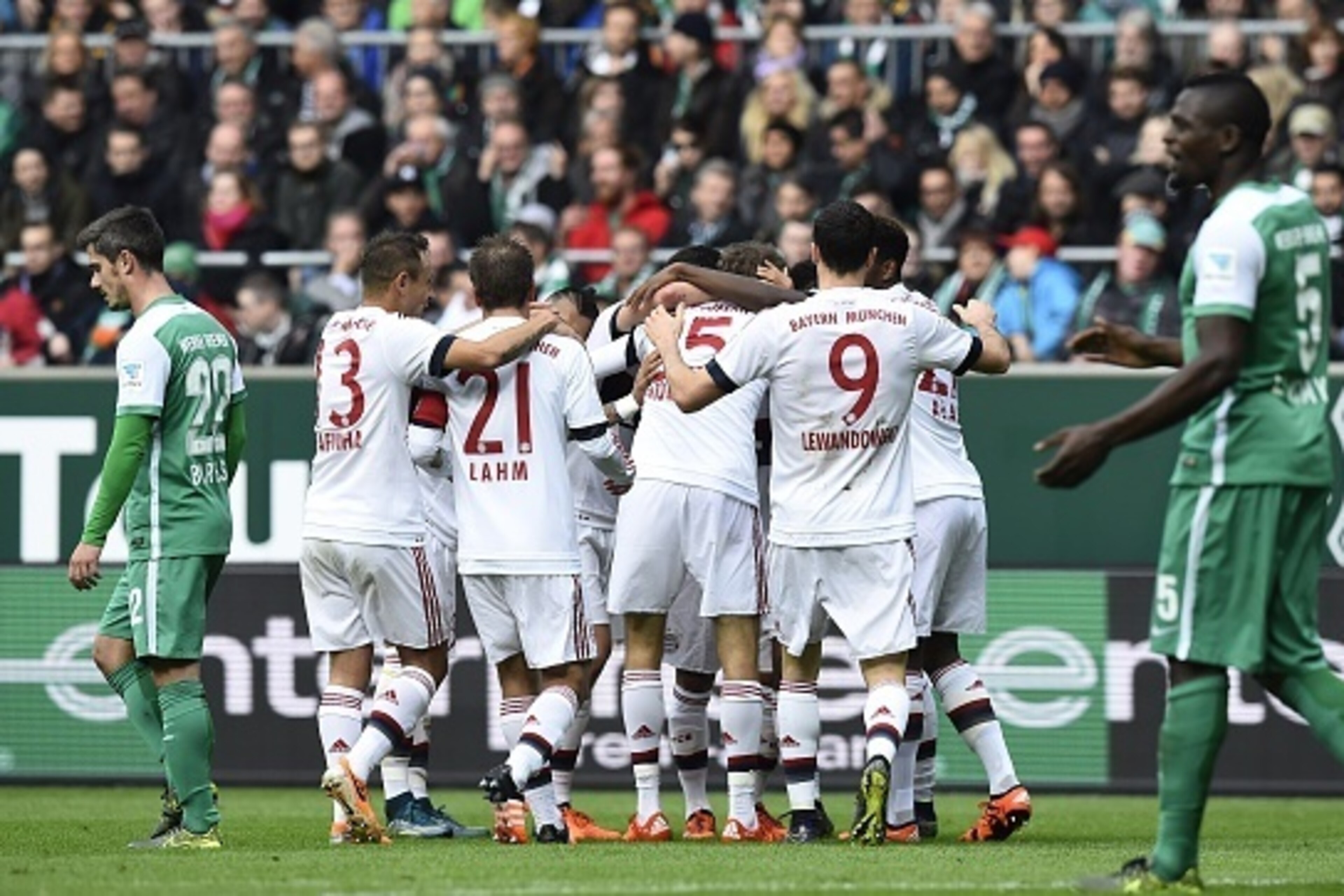 Bayern Munich's players celebrate during the German first division Bundesliga football match SV Werder Bremen vs FC Bayern Munich in Bremen, northern Germany, on October 17, 2015.  AFP PHOTO / TOBIAS SCHWARZ

RESTRICTIONS: DURING MATCH TIME: DFL RULES TO 