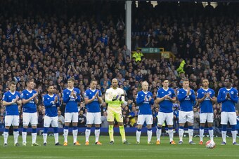 Everton's players pay their respects to club legend Howard Kendall.