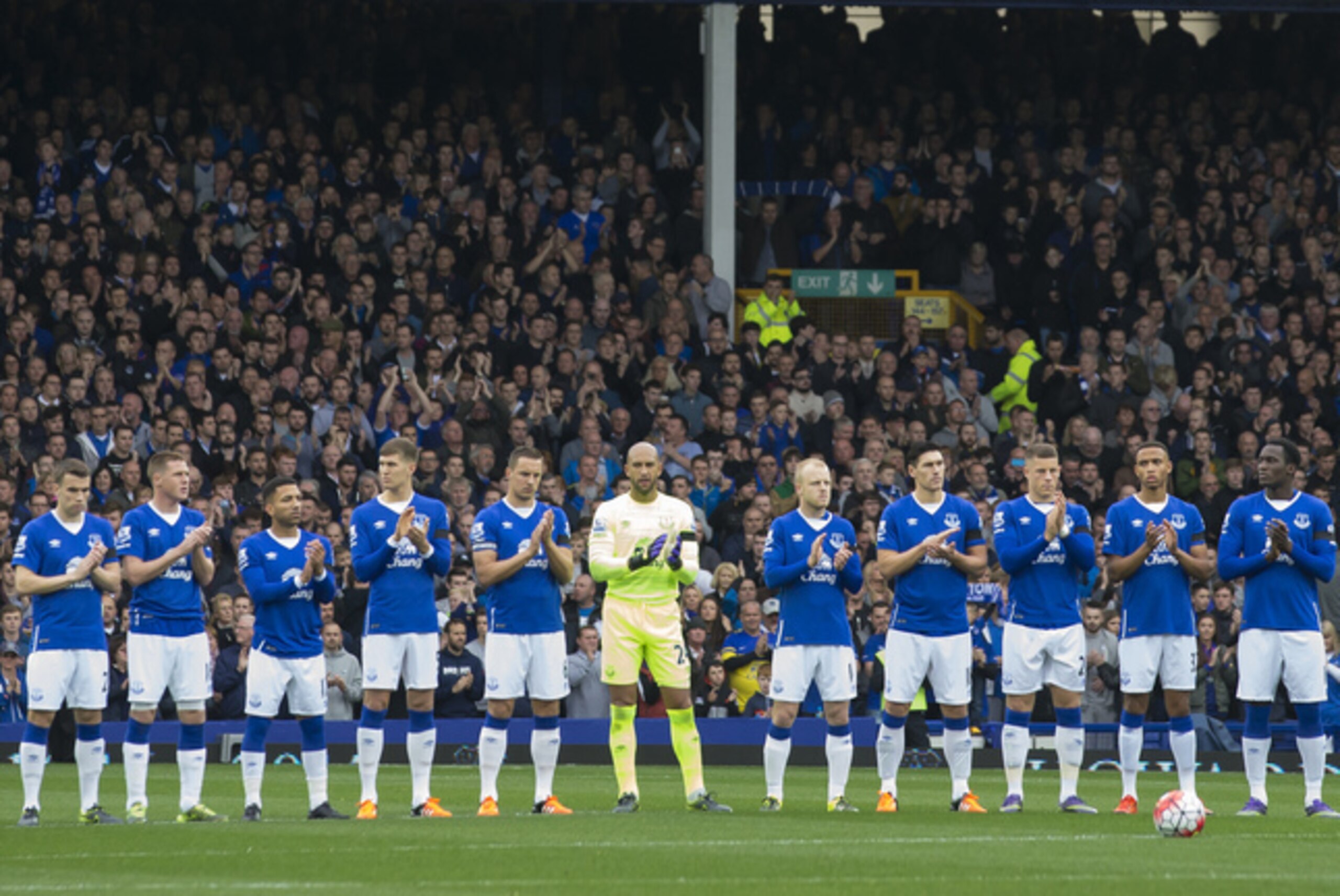 Everton's players pay their respects to club legend Howard Kendall. Everton's players pay their respects to club legend Howard Kendall.