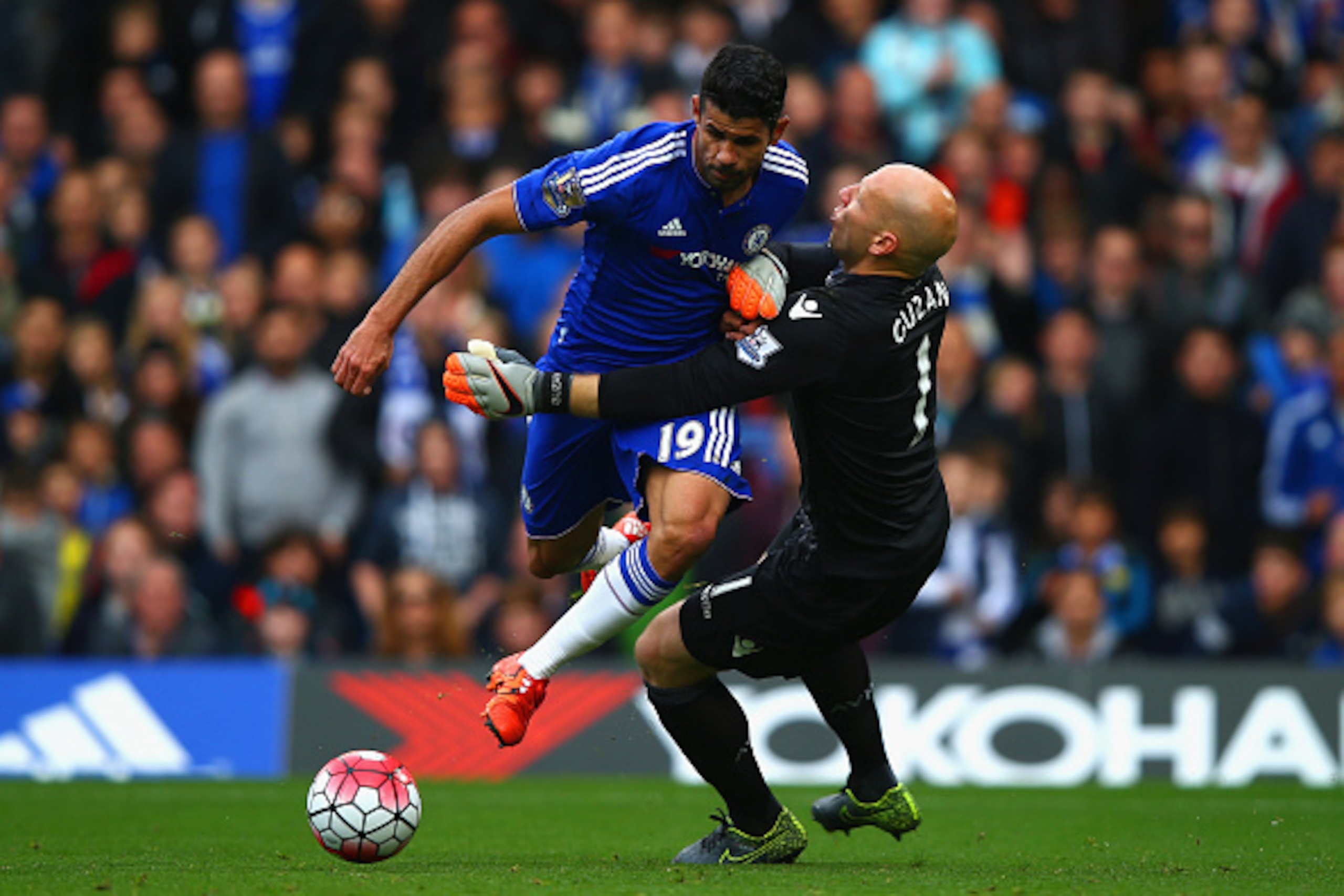 LONDON, ENGLAND - OCTOBER 17:  Diego Costa of Chelsea collides with Brad Guzan of Aston Villa during the Barclays Premier League match between Chelsea and Aston Villa at Stamford Bridge on October 17, 2015 in London, England.  (Photo by Clive Rose/Getty I