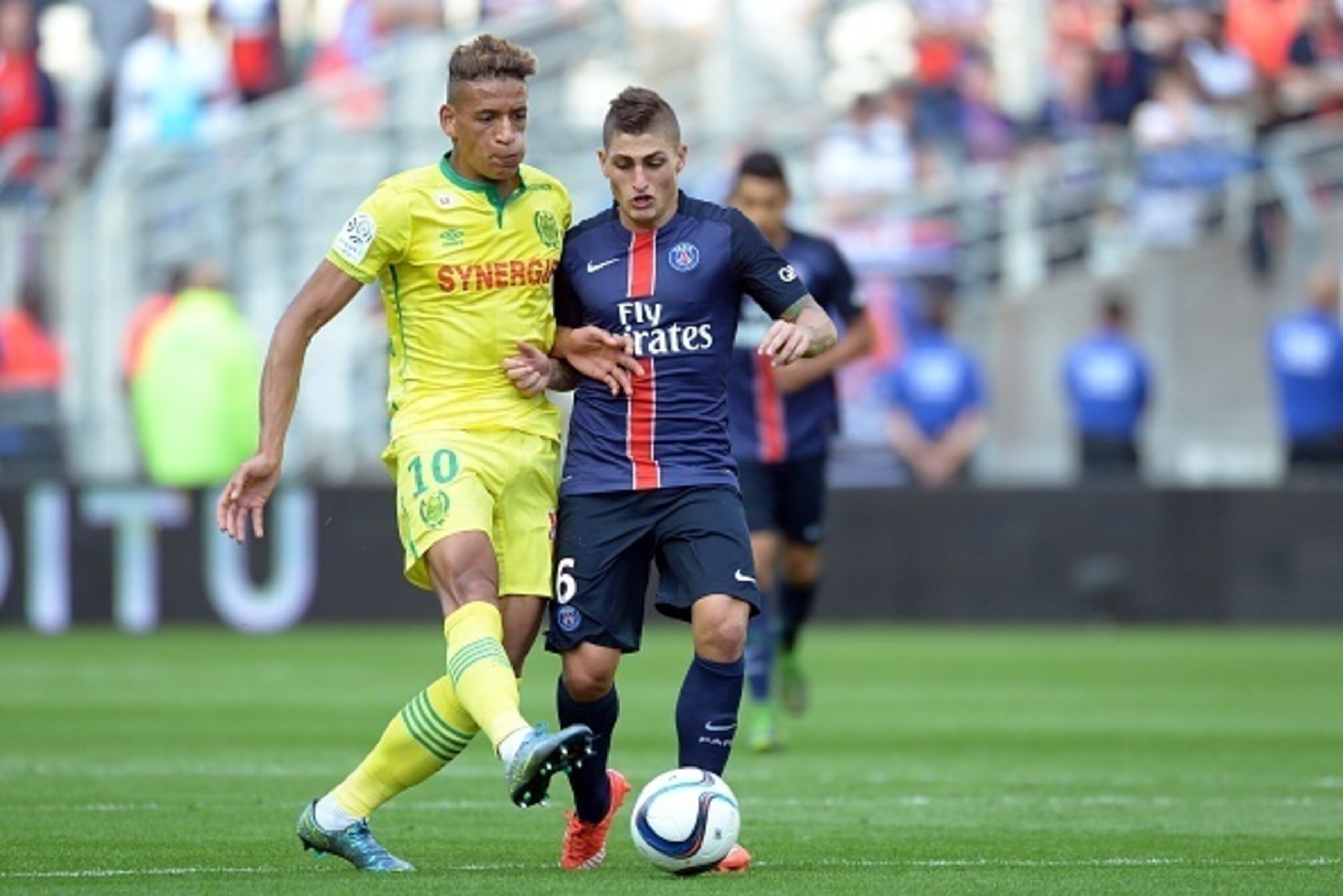 Nantes' French forward Yacine Bammou (L) vies with Paris Saint-Germain's Italian midfielder Marco Verratti during the French L1 football match between Nantes (FCN) and Paris Saint-Germain (PSG) on September 26, 2015 at the Beaujoire stadium in Nantes, wes