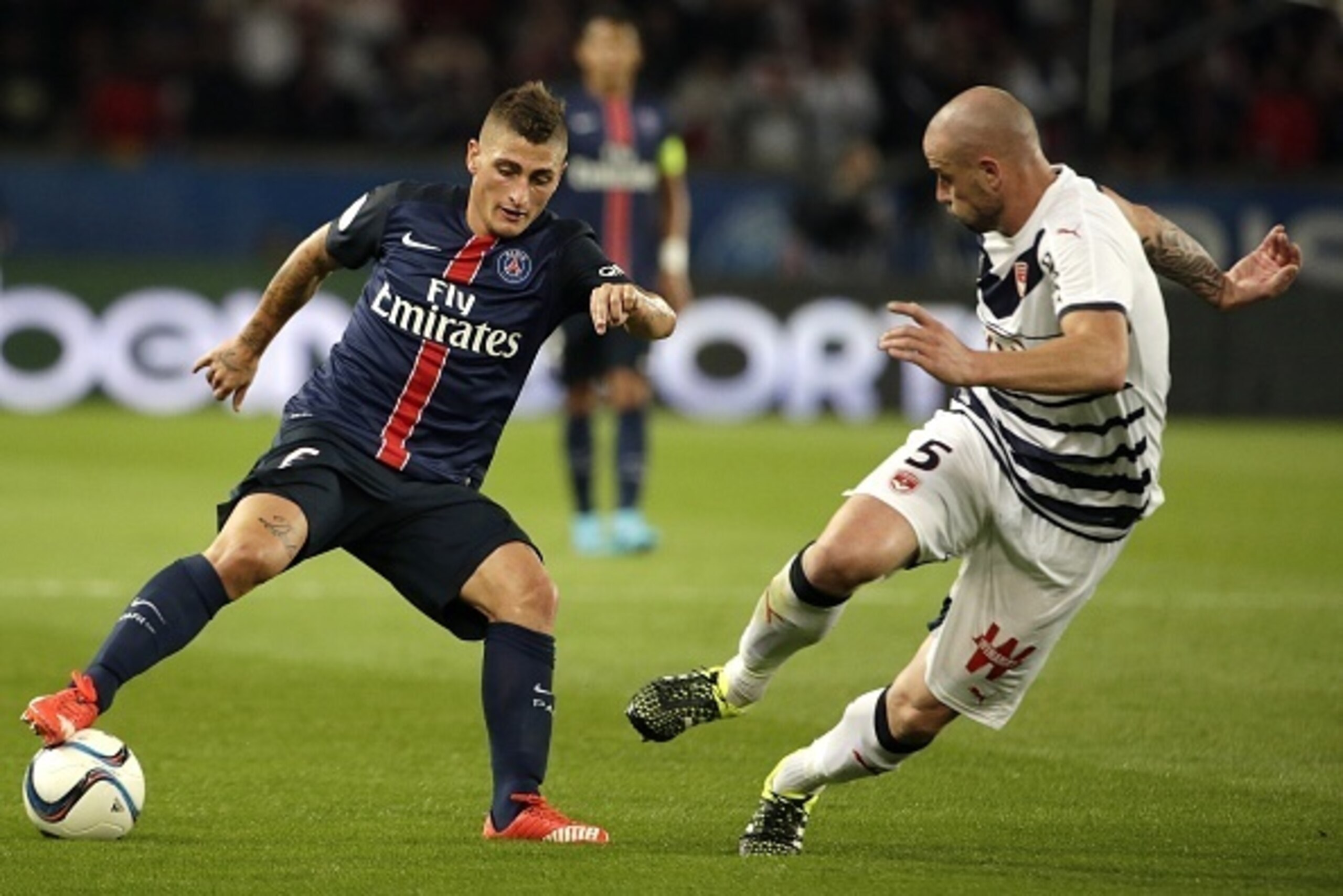Paris Saint-Germain's Italian midfielder Marco Verratti (L) challenges Bordeaux's French defender Nicolas Pallois during the French L1 football match between Paris Saint-Germain (PSG) and Bordeaux at the Parc des Princes stadium in Paris on September 11,
