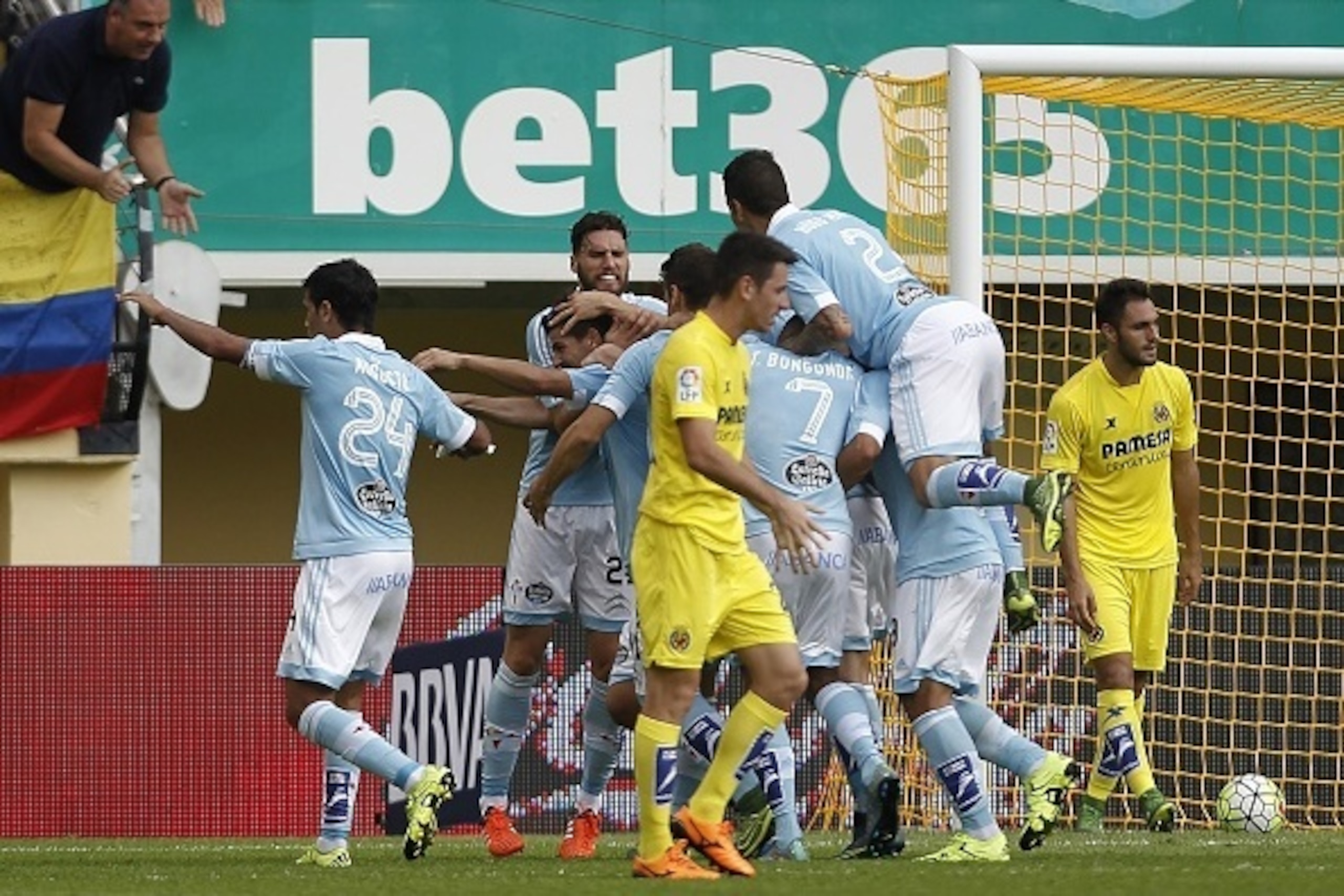 Celta Vigo players celebrate their second goal during the Spanish league football match Villarreal CF vs RC Celta de Vigo at El Madrigal stadium in Villareal on October 18, 2015.   AFP PHOTO/ JOSE JORDAN        (Photo credit should read JOSE JORDAN/AFP/Ge