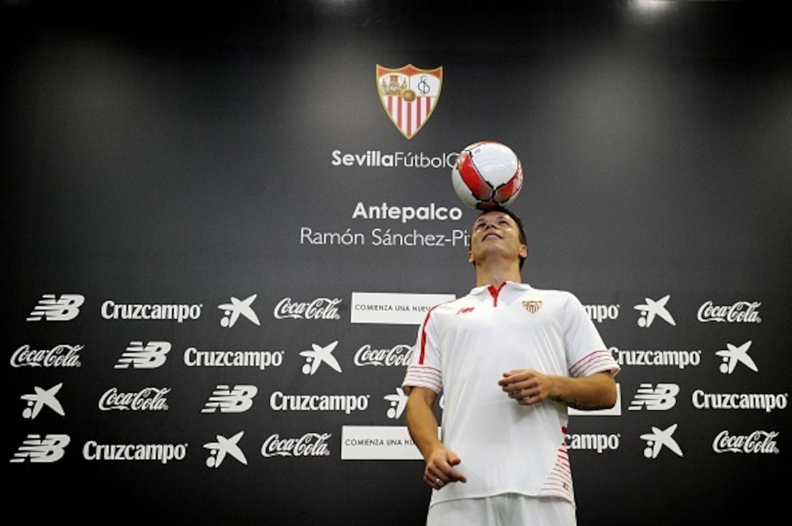 Sevilla's new player Ukrainian midfielder Yevhen Konoplyanka plays with a ball as he poses during his presentation at the Sanchez Pizjuan stadium in Sevilla on July 20, 2015. AFP PHOTO / CRISTINA QUICLER        (Photo credit should read CRISTINA QUICLER/A