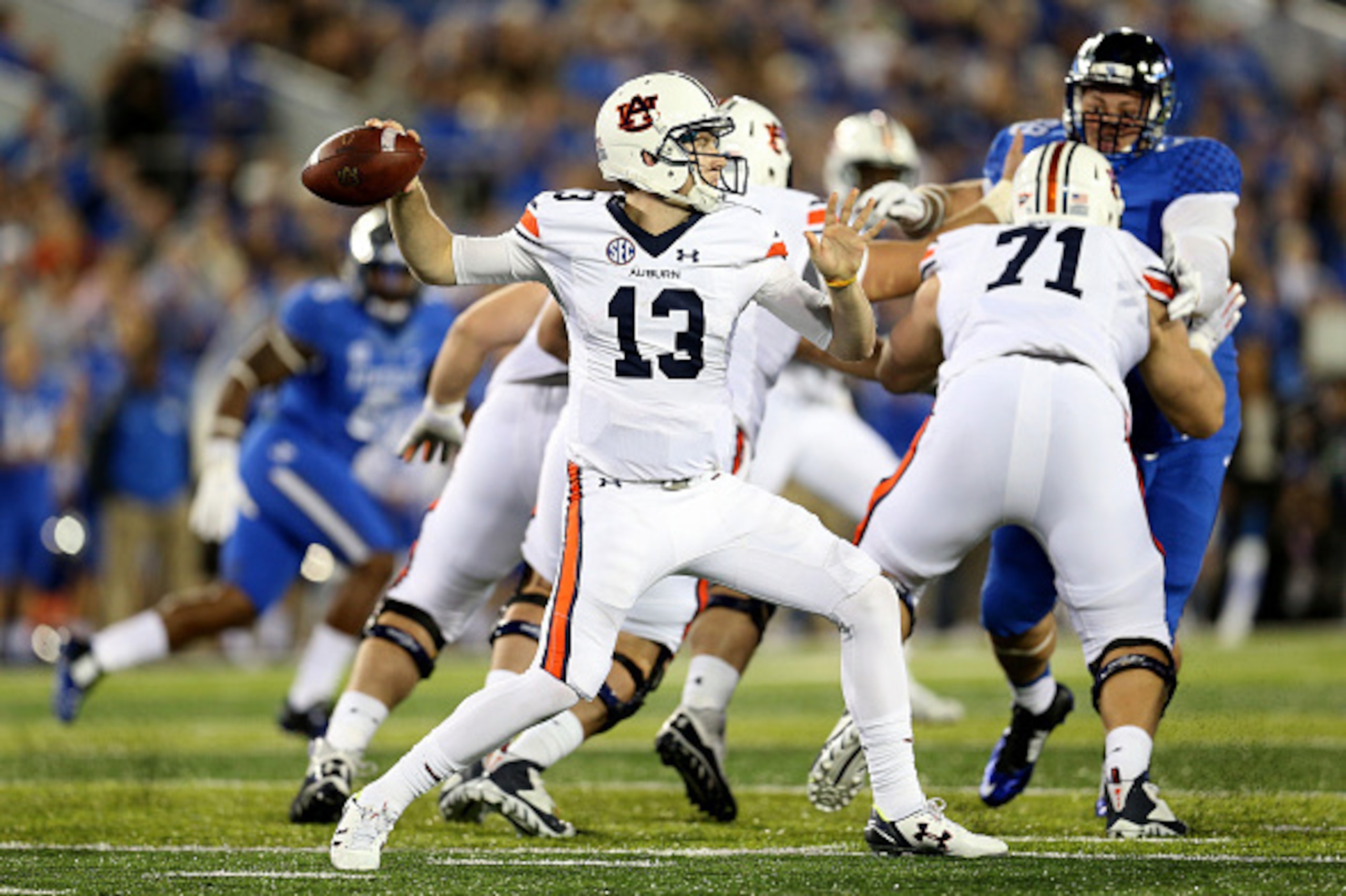 LEXINGTON, KY - OCTOBER 15:  Sean White #13 of the Auburn Tigers throws a pass against the Kentucky Wildcats at Commonwealth Stadium on October 15, 2015 in Lexington, Kentucky.  (Photo by Andy Lyons/Getty Images)