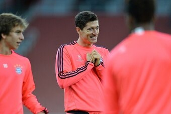 Bayern Munich's Polish striker Robert Lewandowski (C) attends a team training session at the Emirates Stadium in London, on October 19, 2015, on the eve of their UEFA Champions League group stage F football match against Arsenal.  AFP PHOTO / GLYN KIRK   