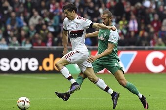 Bayern Munich's Polish striker Robert Lewandowski (L) and Bremen's Spanish defender Alejandro Galvez vie for the ball during the German first division Bundesliga football match SV Werder Bremen vs FC Bayern Munich in Bremen, northern Germany, on October 1