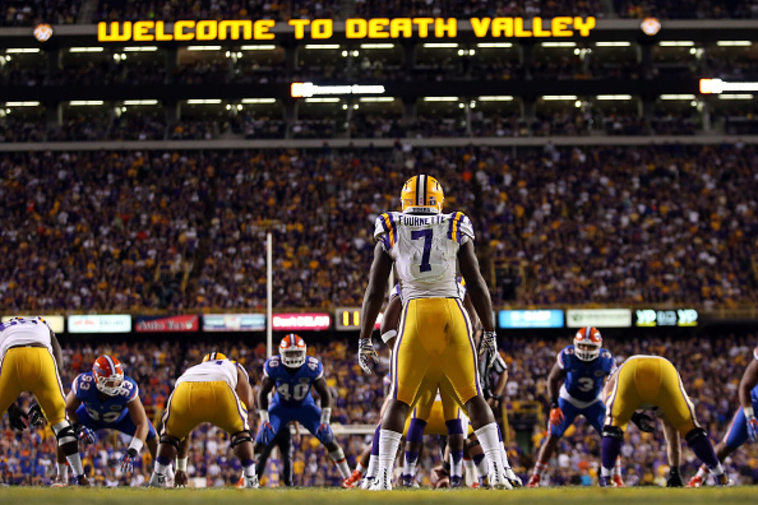 BATON ROUGE, LA - OCTOBER 17:  Leonard Fournette #7 of the LSU Tigers prepares to run the ball against the Florida Gators at Tiger Stadium on October 17, 2015 in Baton Rouge, Louisiana.  (Photo by Chris Graythen/Getty Images)