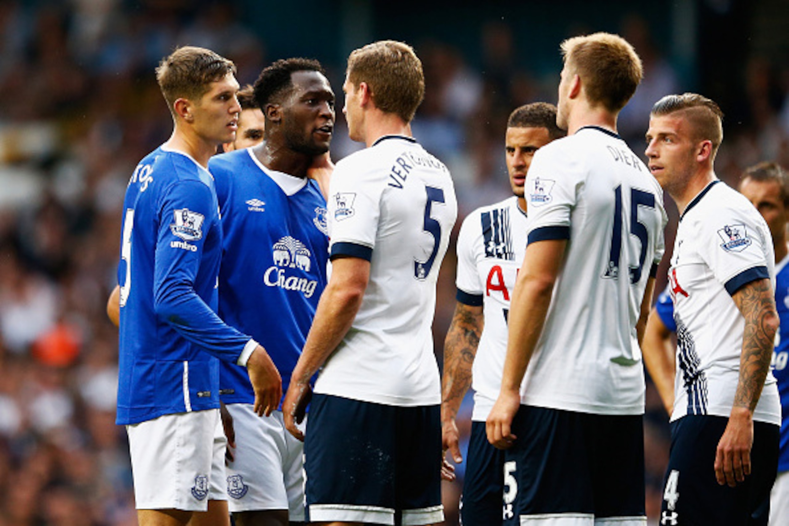 LONDON, ENGLAND - AUGUST 29: John Stones (1st L) and Romelu Lukaku (2nd L) of Everton face off with Jan Vertonghen (3rd L), Eric Dier (2nd R) and Toby Alderweireld (1st R) of Tottenham Hotspur  during the Barclays Premier League match between Tottenham Ho