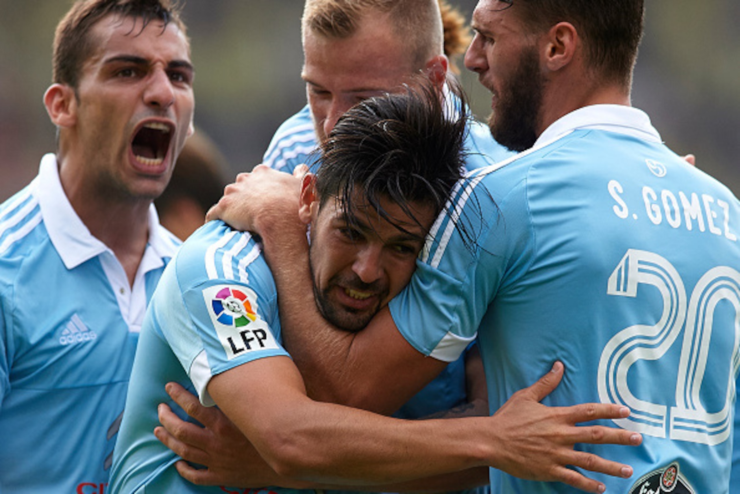 VILLARREAL, SPAIN - OCTOBER 18:  Nolito of Celta celebrates scoring his team's second goal with his teammates Sergi Gomez, John Guidetti and Jonathan Castro (L) during the La Liga match between Villarreal CF and RC Celta de Vigo at El Madrigal Stadium on 
