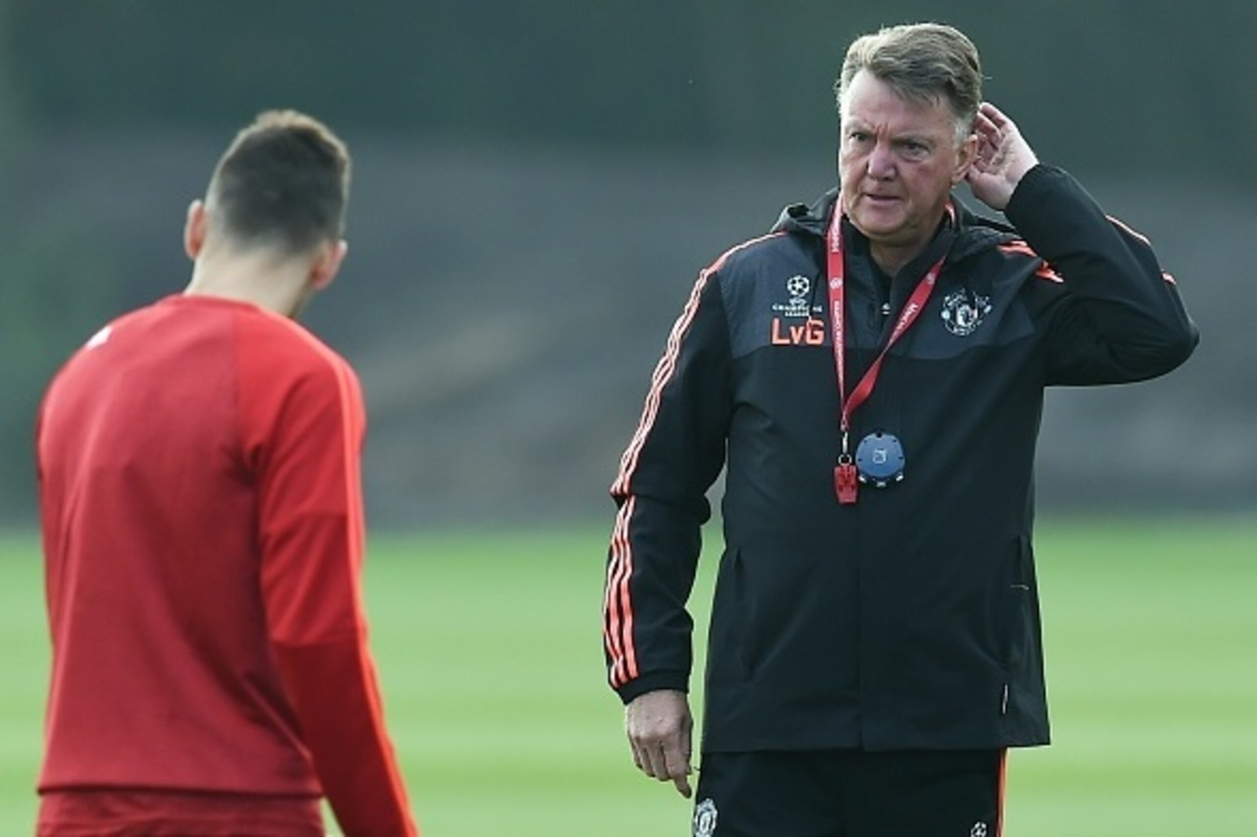 Manchester United's Dutch manager Louis van Gaal (R) talks to his players during a training session at their Carrington facility in Manchester, north west England on October 20, 2015 ahead of their UEFA Champions League football match against CSKA Moscow 