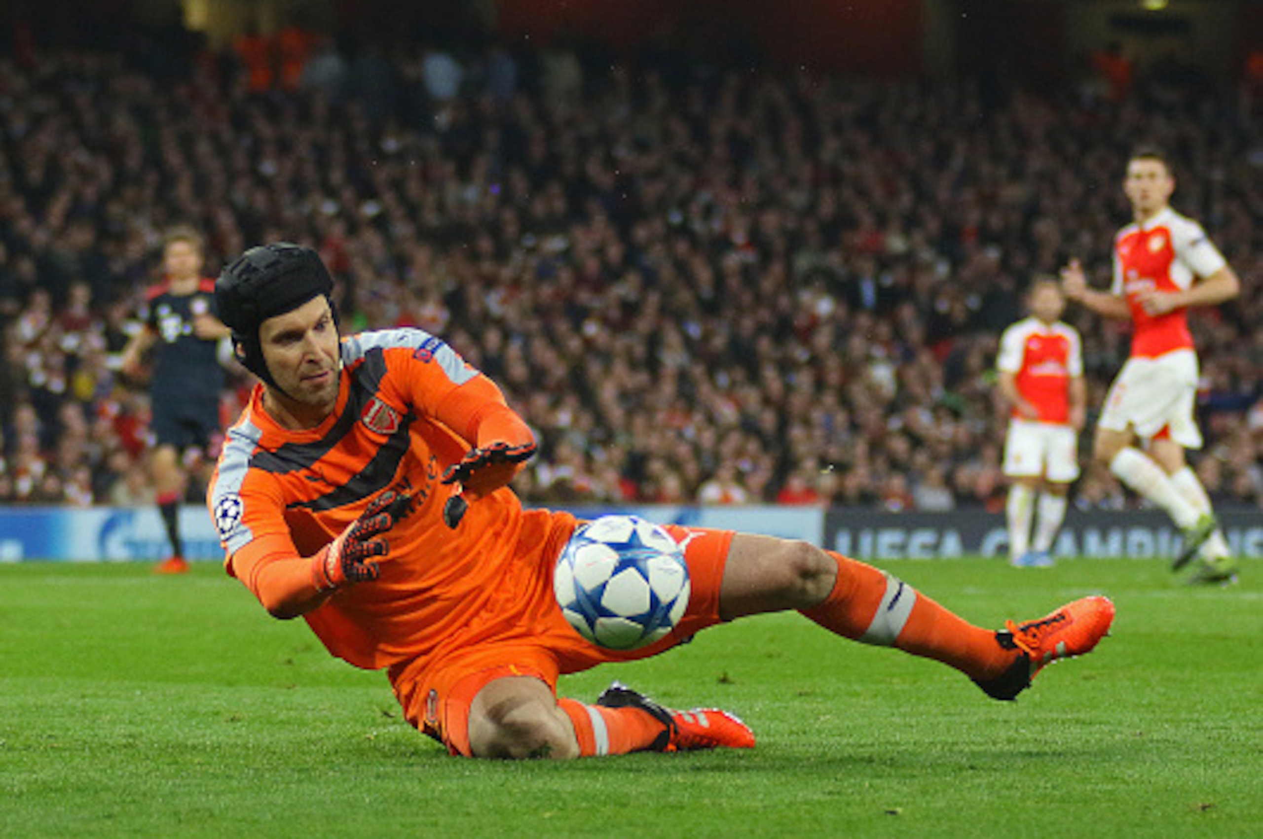 LONDON, ENGLAND - OCTOBER 20: Petr Cech of Arsenal during the UEFA Champions League match between Arsenal and Bayern Munich at The Emirates Stadium on October 20, 2015 in London, United Kingdom. (Photo by Mitchell Gunn/Getty Images)