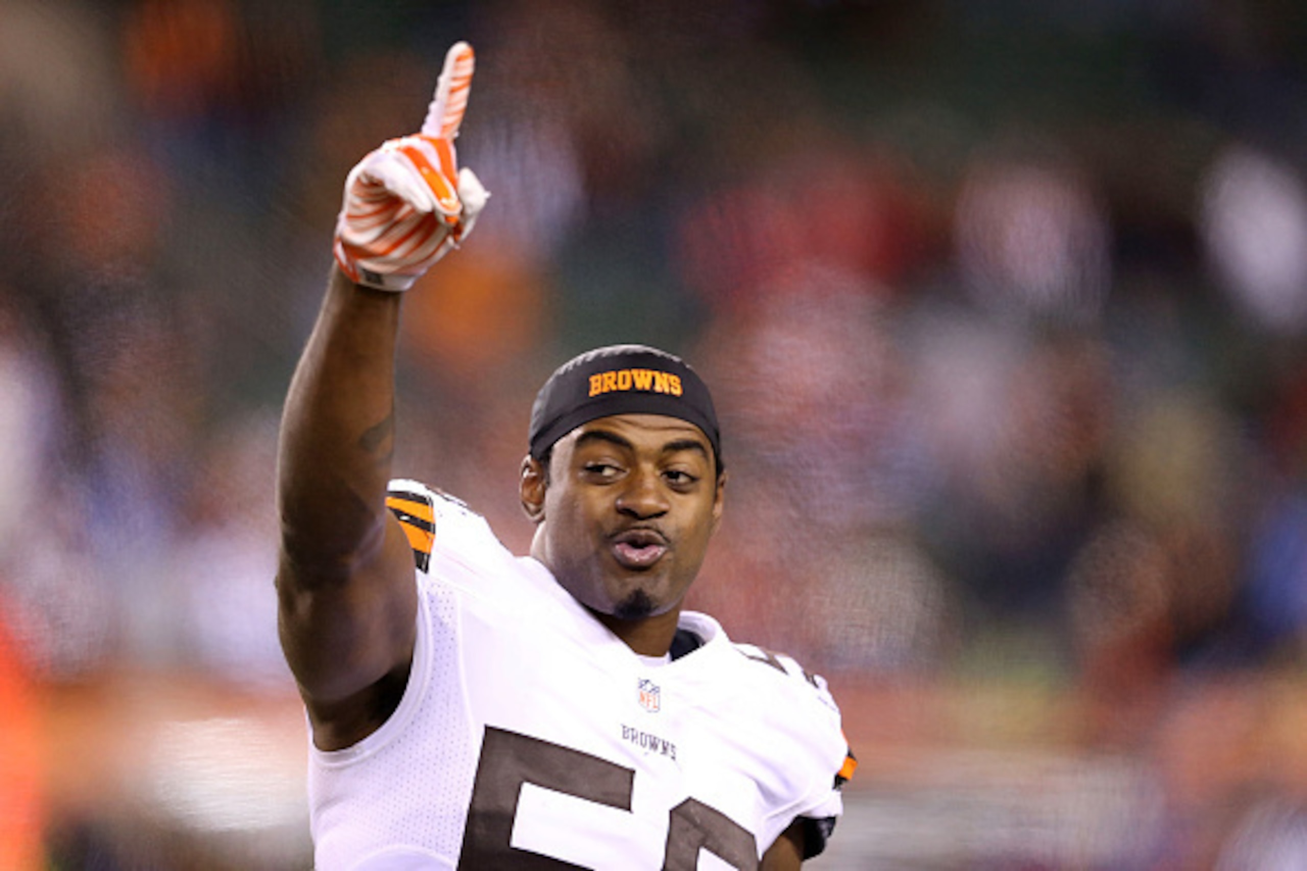 CINCINNATI, OH - NOVEMBER 6 :  Karlos Dansby #56 of the Cleveland Browns celebrates after defeating the Cincinnati Bengals 24-3 at Paul Brown Stadium on November 6, 2014 in Cincinnati, Ohio. (Photo by Andy Lyons/Getty Images)