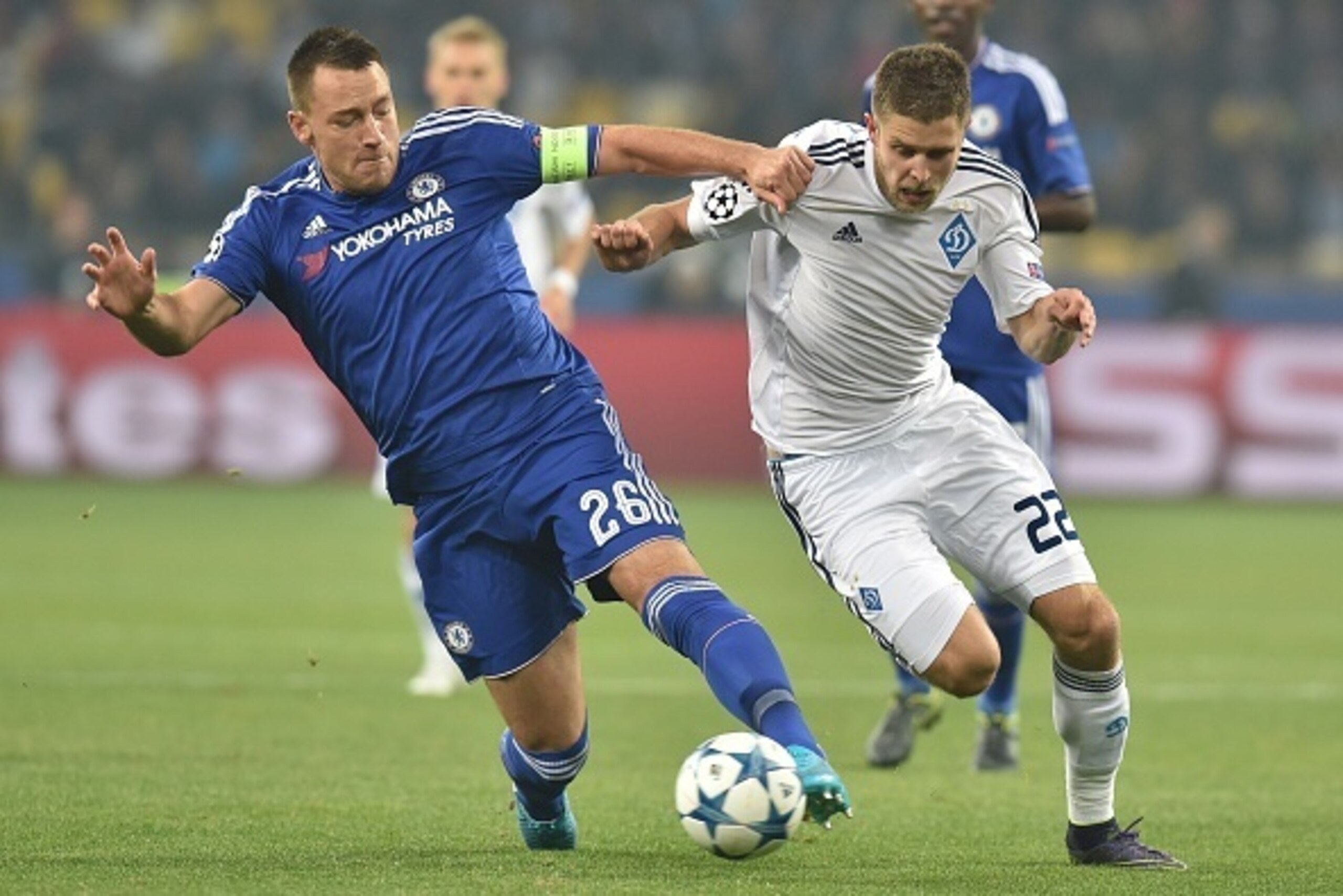 Dynamo Kiev's Ukrainian forward Artem Kravets (R) vies with Chelsea's English defender John Terry during the UEFA Champions League football match Dynamo Kiev vs Chelsea, on October 20, 2015 at the Olympic stadium in Kiev. AFP PHOTO / GENYA SAVILOV        