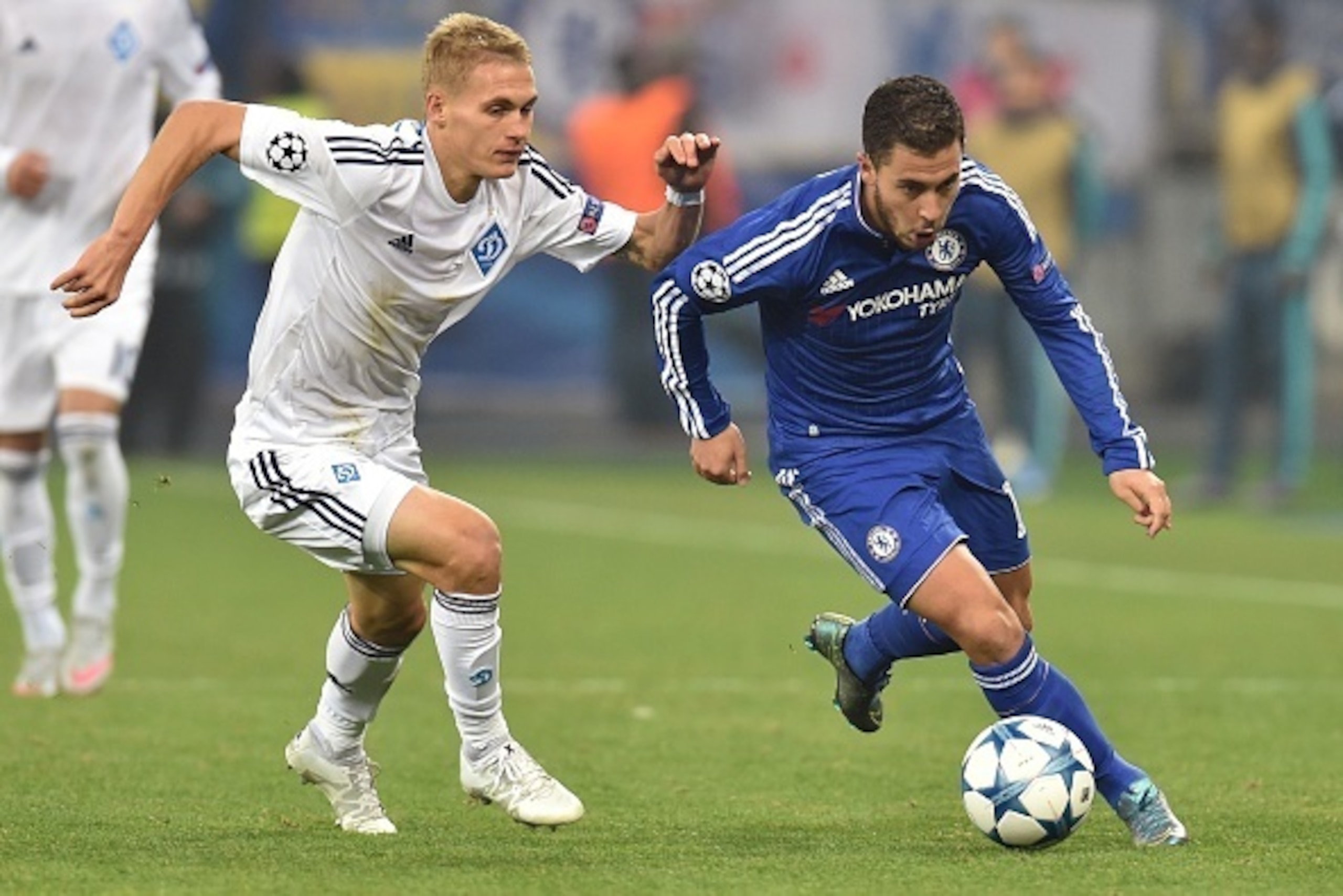 Dynamo Kiev's Ukrainian midfielder Vitaliy Buyalskiy (L) vies with Chelsea's Belgian midfielder Eden Hazard during the UEFA Champions League football match Dynamo Kiev vs Chelsea, on October 20, 2015 at the Olympic stadium in Kiev.    AFP PHOTO / GENYA SA