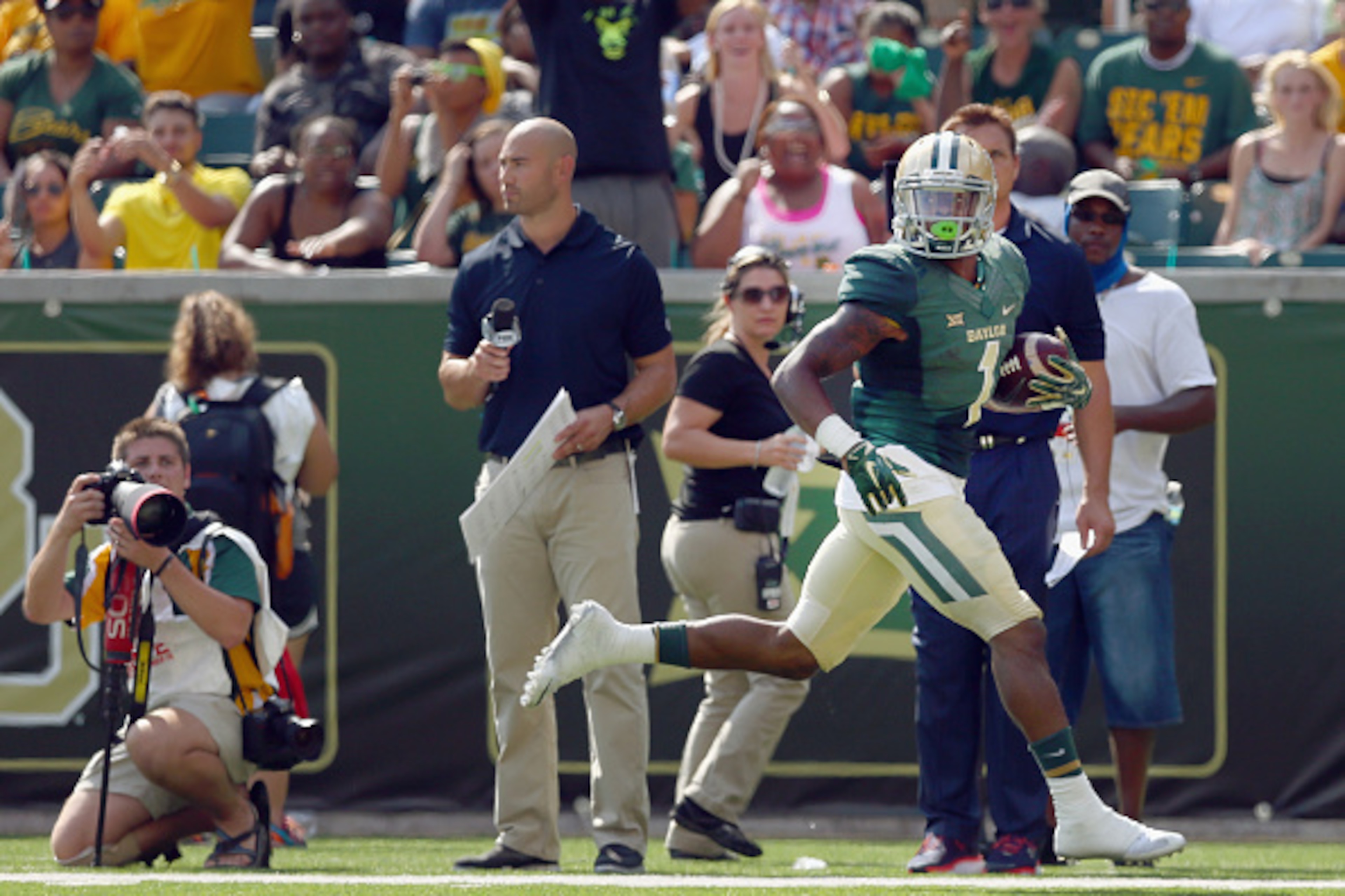 WACO, TX - SEPTEMBER 26:  Corey Coleman #1 of the Baylor Bears scores a touchdown against the Rice Owls at McLane Stadium on September 26, 2015 in Waco, Texas.  (Photo by Tom Pennington/Getty Images)