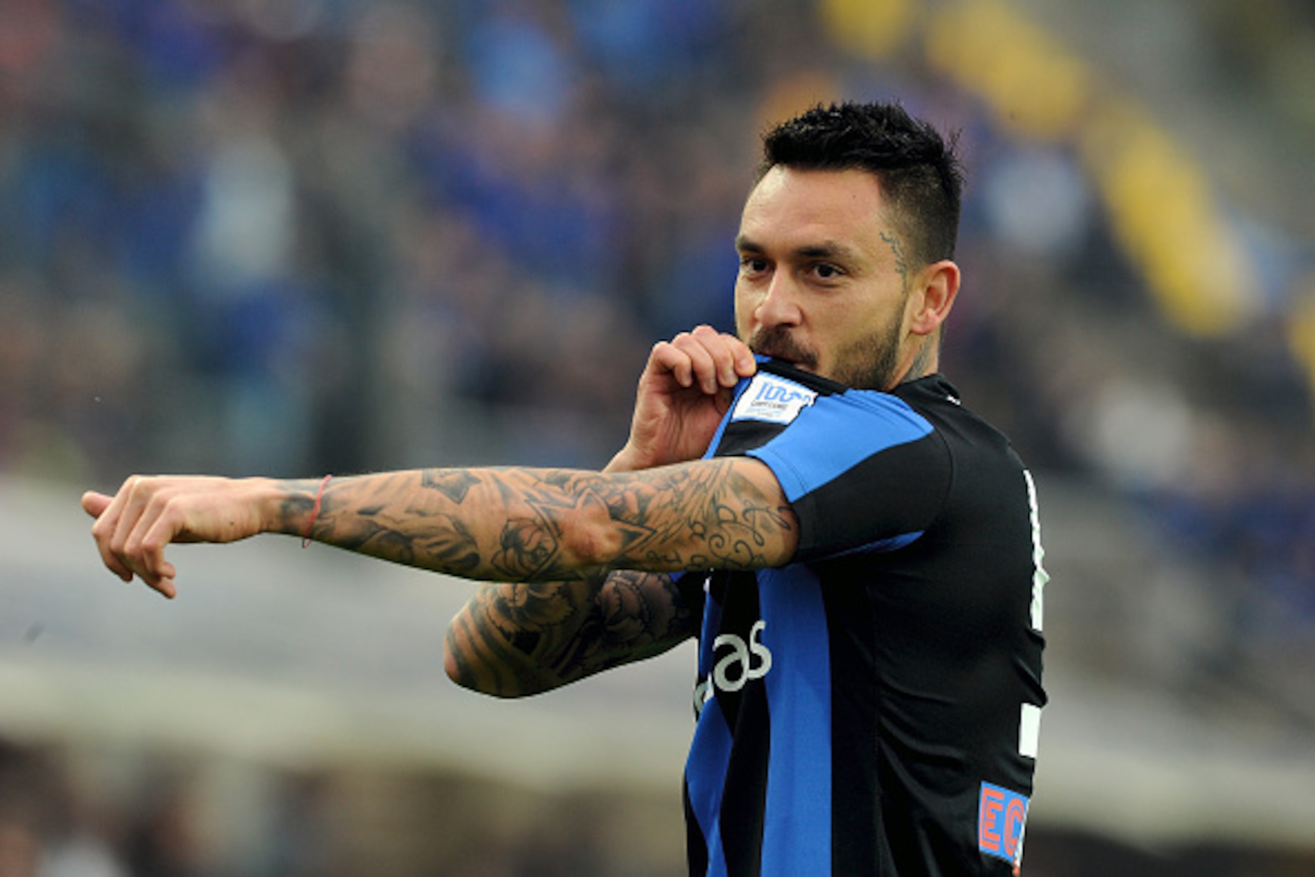 BERGAMO, ITALY - OCTOBER 18:  Masuricio Pinilla of Atalanta BC celebrates his first goal during the Serie A match between Atalanta BC and Carpi FC at Stadio Atleti Azzurri d'Italia on October 18, 2015 in Bergamo, Italy.  (Photo by Pier Marco Tacca/Getty I