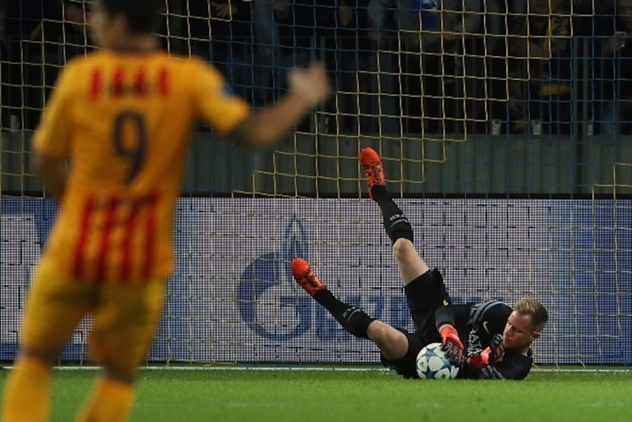 Barcelona's German goalkeeper Marc-Andre Ter Stegen saves the ball during the UEFA Champions League group E football match between FC BATE Borisov and FC Barcelona at the Borisov Arena stadium outside Minsk on October 20, 2015. AFP PHOTO / MAXIM MALINOVSK