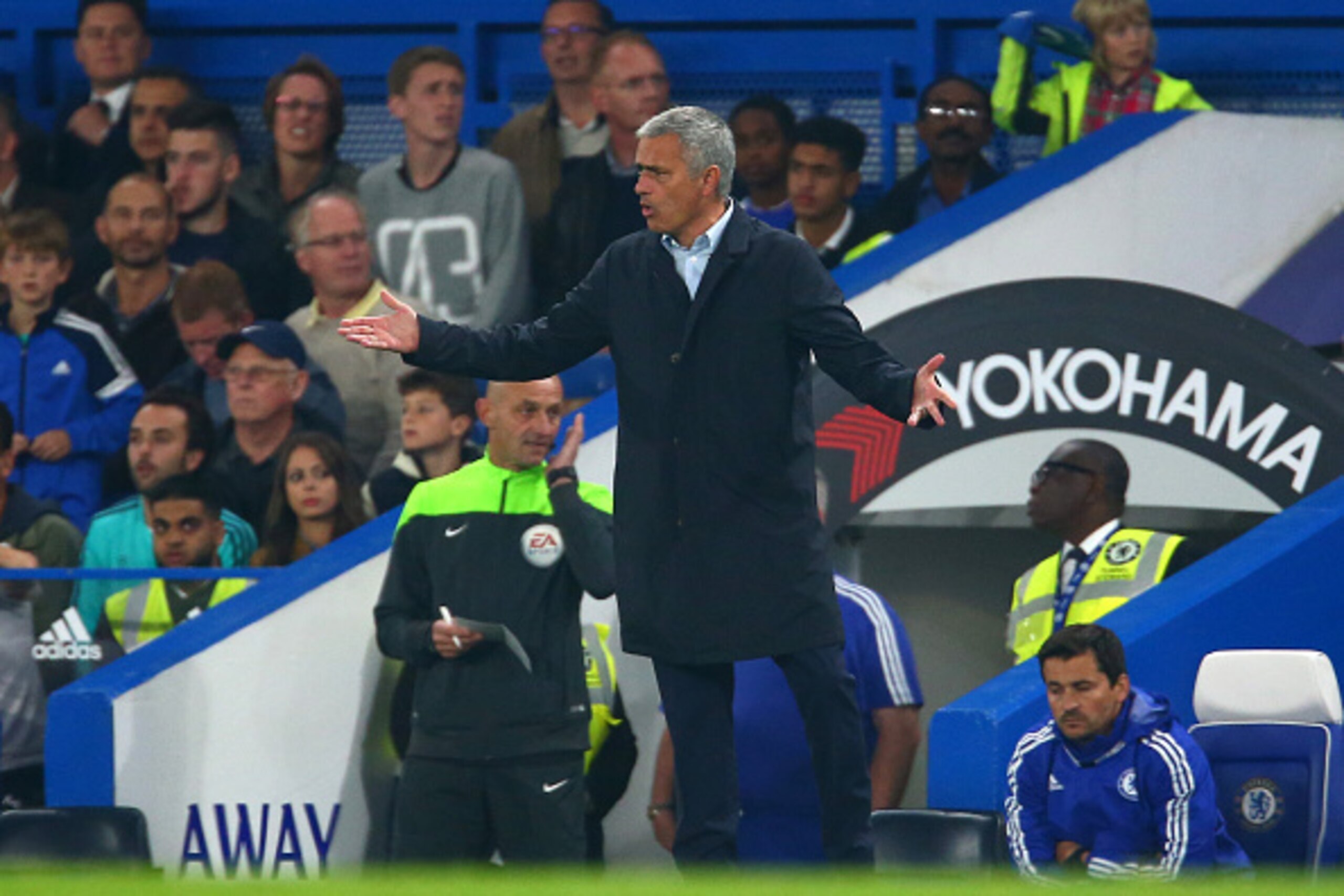 LONDON, ENGLAND - OCTOBER 03:  Jose Mourinho Manager of Chelsea shows his frustration after conceding the third goal to Southampton during the Barclays Premier League match between Chelsea and Southampton at Stamford Bridge on October 3, 2015 in London, U