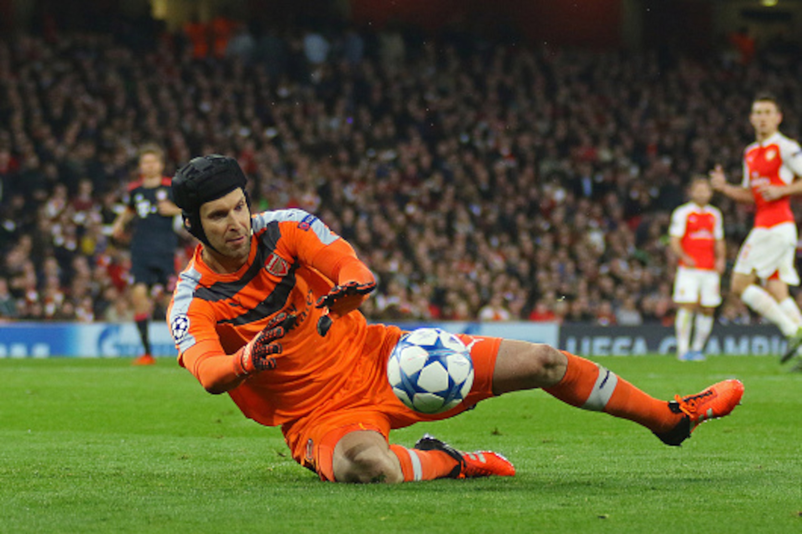 LONDON, ENGLAND - OCTOBER 20: Petr Cech of Arsenal during the UEFA Champions League match between Arsenal and Bayern Munich at The Emirates Stadium on October 20, 2015 in London, United Kingdom. (Photo by Mitchell Gunn/Getty Images)