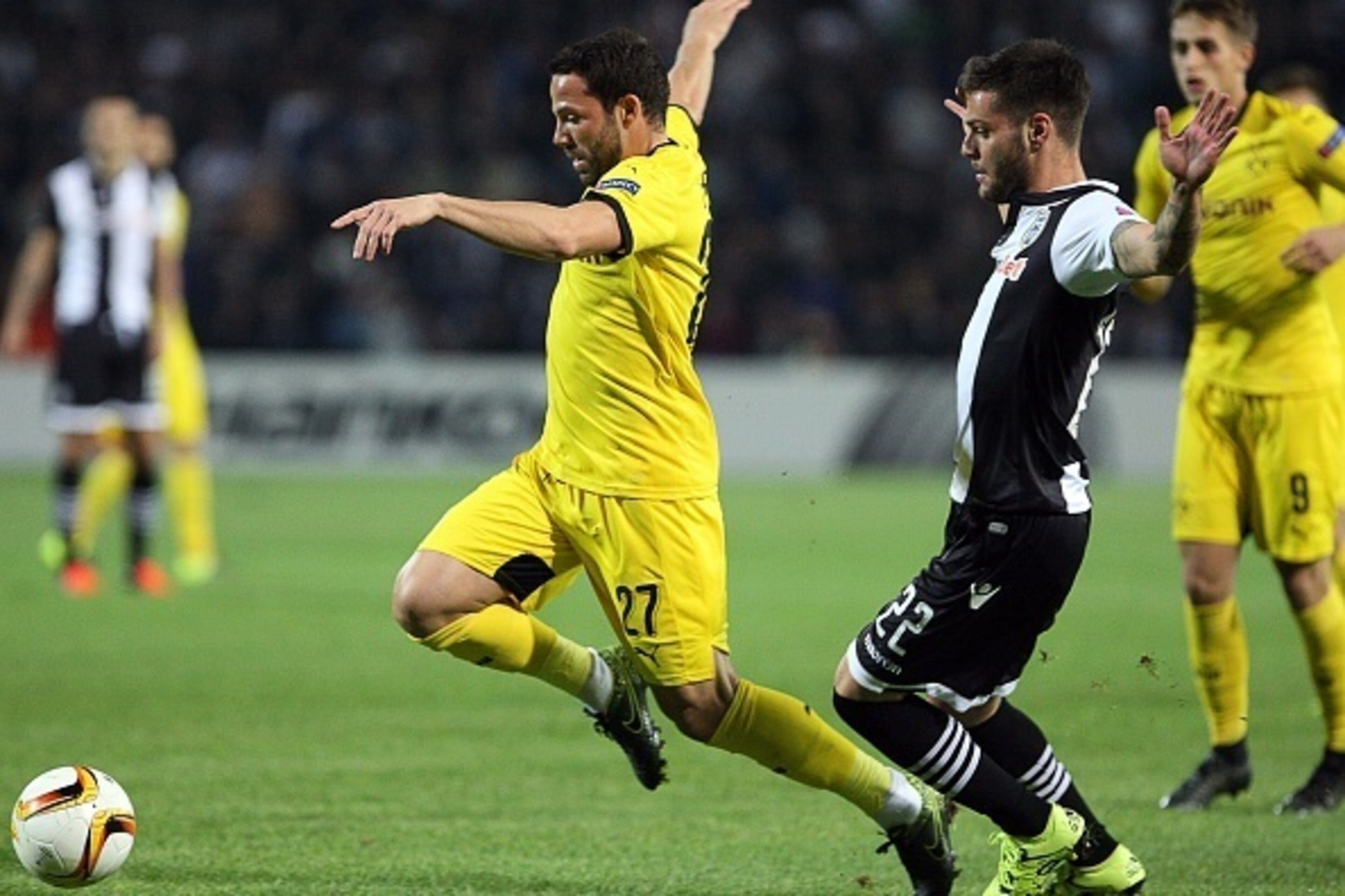 Dortmund's Gonzalo Castro (L) and Paok's Dimitris Konstantinidis vie for the ball during the UEFA Europa League group C football match between PAOK FC and Borussia Dortmund at the Stadio Toumba in Thessaloniki on October 1, 2015. AFP PHOTO / SAKIS MITROLI