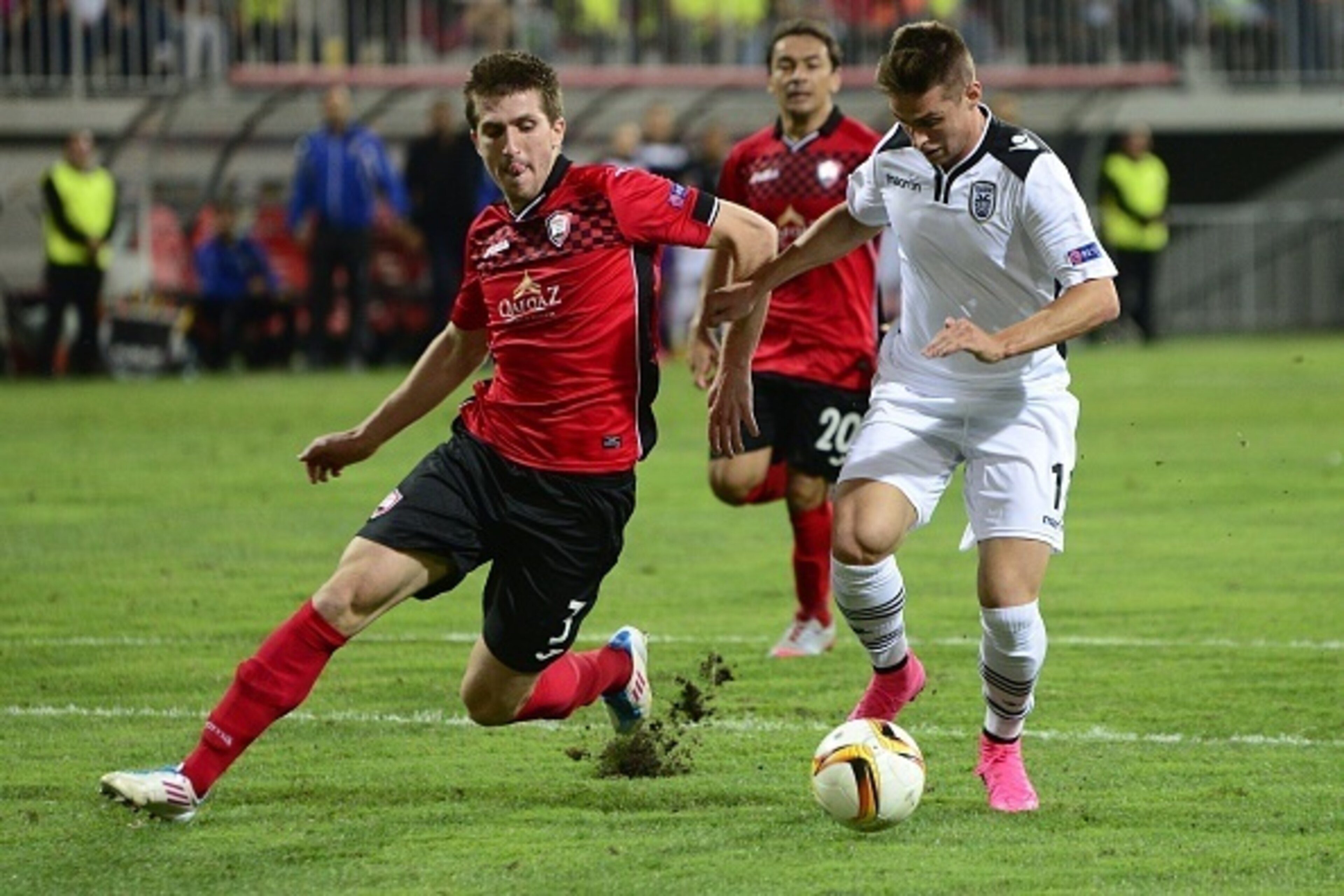Qabala's defender Vojislav Stankovic (L) vies for the ball with PAOK's midfielder Robert Mak during the UEFA Europa League group C football match between Qabala FK and PAOK FC in Baku on September 17, 2015. AFP PHOTO / TOFIK BABAYEV        (Photo credit s
