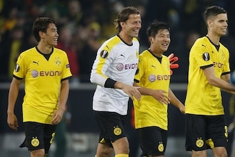 (L-R) Dortmund's Japanese midfielder Shinji Kagawa, Dortmund's goalkeeper Roman Weidenfeller Dortmund's Korean defender Joo-Ho Park and Dortmund's midfielder Julian Weigl celebrate after the UEFA Europa League Group C football match between Borussia Dortm