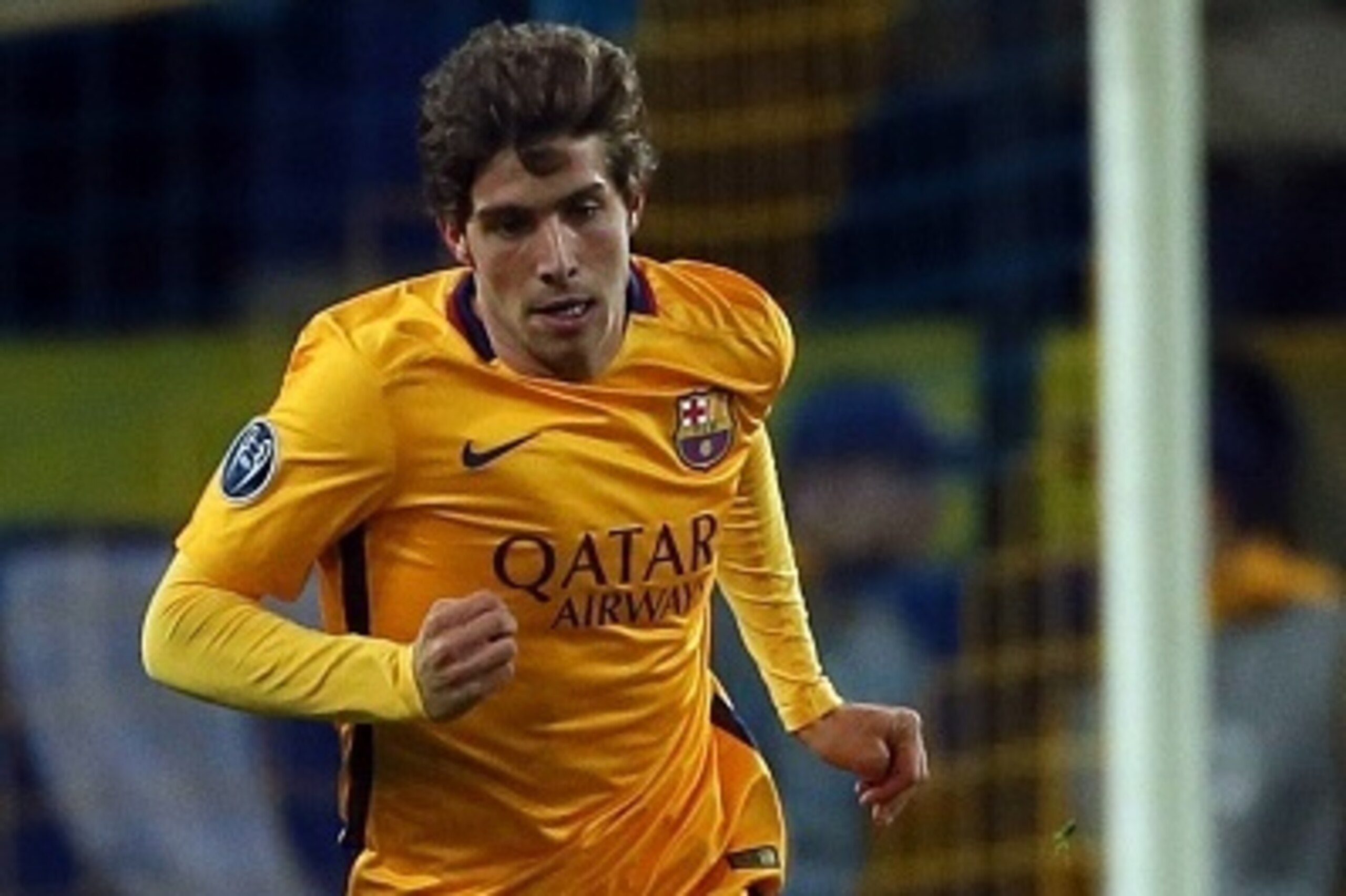 Barcelona's midfielder Sergi Roberto controls the ball during the UEFA Champions League group E football match between FC BATE Borisov and FC Barcelona at the Borisov Arena stadium outside Minsk on October 20, 2015. AFP PHOTO / MAXIM MALINOVSKY        (Ph